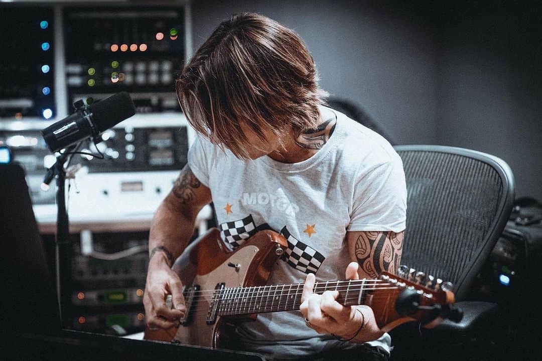 キース・アーバンのインスタグラム：「Where it all happens. 🎸」