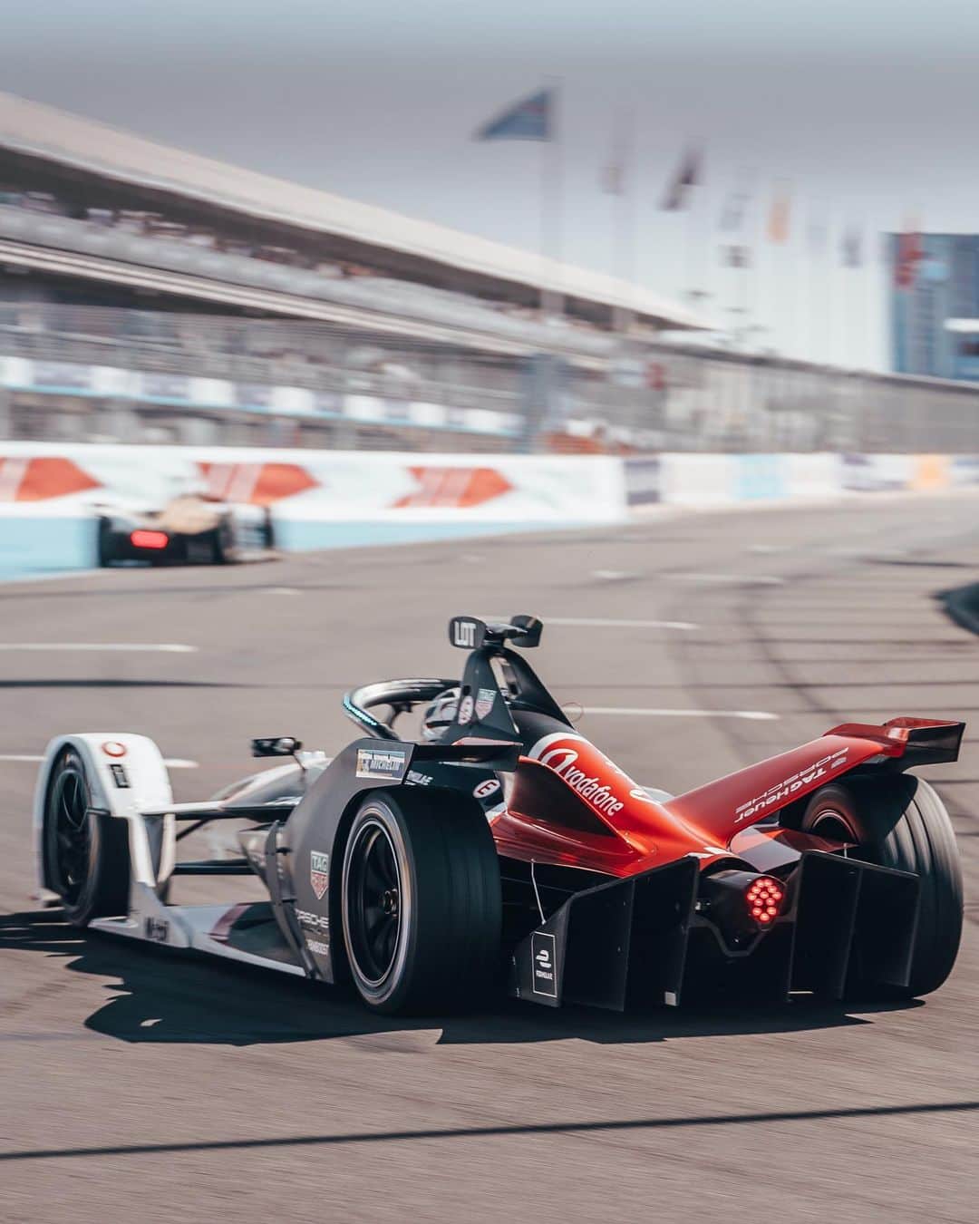 アンドレ・ロッテラーのインスタグラム：「The weekend kicked off with P3 in qualifying. We had a good pace and great team however the energy in the the race was difficult somehow. Today we earned valuable points for the team. We keep on pushing for the next race. 🏎💨 #racing #abbformulae #tagheuerporsche #porsche #team #fighting #motivation」