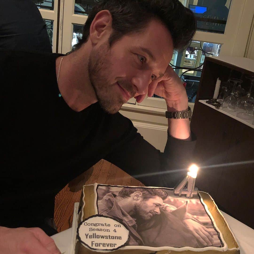 イアン・ボーエンのインスタグラム：「When you’re a cake model there’s really not a moments rest. * @emersonmiller took the horse pic * @yellowstone S4 * Thank you @michelle_cohen」