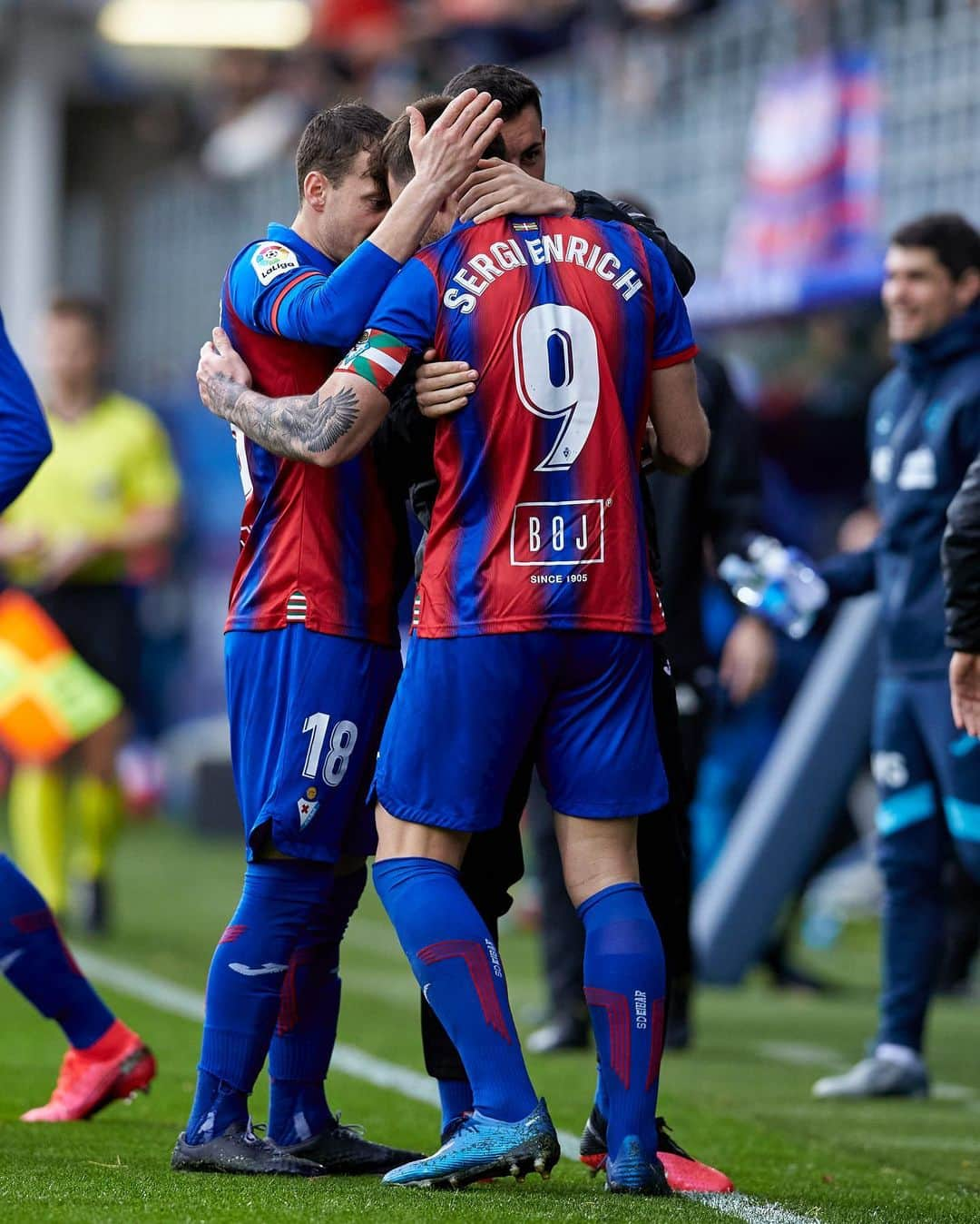 セルジ・エンリクさんのインスタグラム写真 - (セルジ・エンリクInstagram)「Juntos somos más fuertes! +3! 🙌🏽 gracias Ipurua! ♥️ #aupaeibar #goraeibar」3月1日 4時10分 - enrichsergi