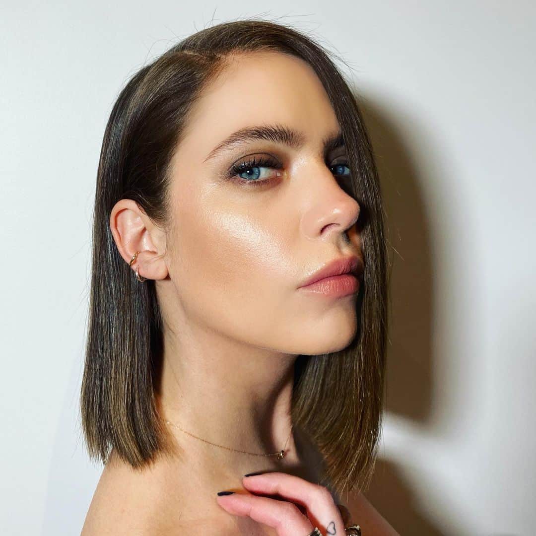 アシュレイ・ベンソンのインスタグラム：「Sleek bob with a little smoke」
