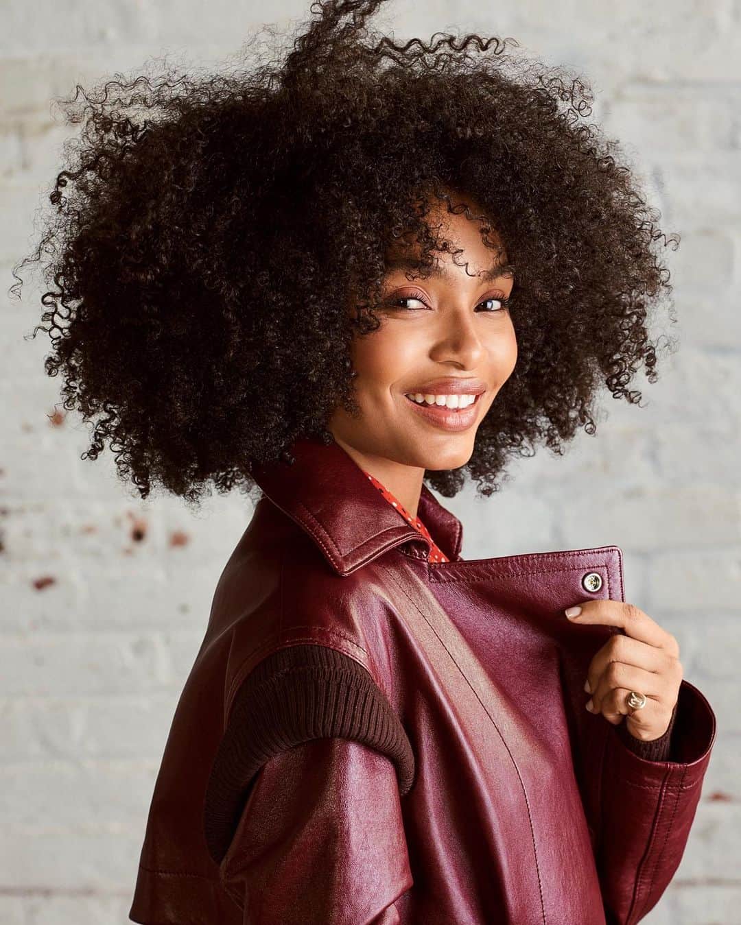 のインスタグラム：「Loved working with the incredibly smart, talented and beautiful @yarashahidi on this cover for @ellesingapore. Had the best time collaborating with my creative producer @gabrielreyinc on this :)」