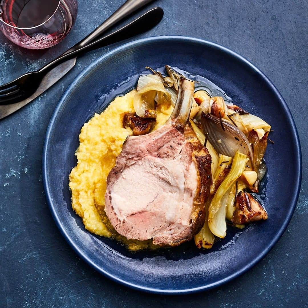Food & Wineさんのインスタグラム写真 - (Food & WineInstagram)「You may be asking yourself, "what am I going to serve with Senior Food Editor @maryfrancesheck's Italian bone-in pork loin from the March issue??" and luckily she's got you covered with this easy take on polenta that comes together off the heat (no hour of patient stirring required!). Recipes for both the pork and polenta are linked in our bio! 📷: @protazio」3月1日 4時46分 - foodandwine
