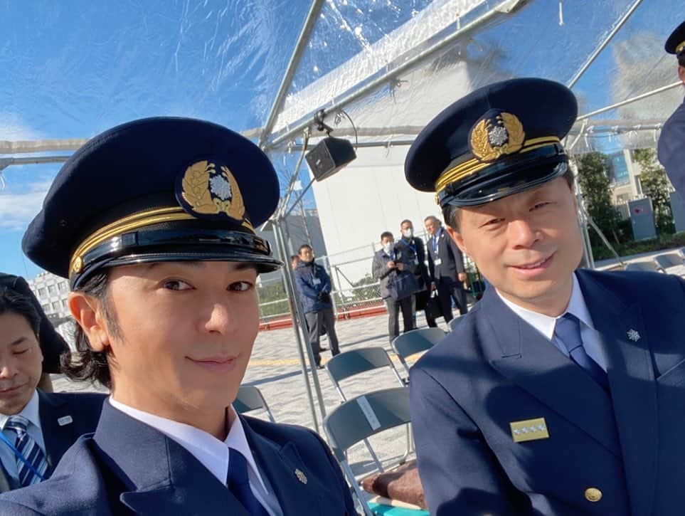 武田真治さんのインスタグラム写真 - (武田真治Instagram)「2020.2.28. #国立競技場 で『#春の火災予防運動』として消防演習&トークイベントが、昨今の状況から無観客で行われ、僕は#一日消防署長 として参加させて頂きました🚒　都民の暮らしを守る消防隊員の演習でのキビキビした動きに目頭が熱くなりました😭　安藤俊雄消防総督はとても気さくに自撮りにお付き合い下さいました📸　ありがとうございます！　日本が世界に誇るハシゴ車は、国立競技場の屋根の高さと並ぶとほど伸びても驚異の安定感❗️ とはいえ、ここまで高いと特殊な訓練を受けていない僕はフツーにめちゃめちゃ怖かったのですが隊員さんが「携帯お待ちなら撮りますよ」と写真を撮ってくれました📸そうしたら写真左の隊員さんがこの春ご結婚されるそうで皆で記念撮影に📸「一生忘れません！」って言ってくれましたが、僕の方が忘れられないだろうね…凄く凄く怖かったから(^_^;) 広報課の女性陣は美人揃い⭐️ 無観客だから消防関係者しかいないトークショーでの「消防クイズ」は、意外なほど盛り上がりました〜♨️ 消防隊員の有志によるバンド演奏もノーリハーサルでもキマリました🎵　アース・ウィンド&ファイヤーの「セプテンバー」を演奏したので、バンド名はアース・ウィンド&ファイヤーマンと勝手に呼んでます(^｡^) またいつかセッションさせて下さいね！　さぁ、春の火災予防運動は本日3月1日から3月7日まで！！　火の元には、くれぐれも気をつけて「もう一度　確認　安心　火の用心」ですよ❗️#火の用心は裏切らない んですから‼️ by #東京消防庁 　関係各位様、貴重な経験を本当にありがとうございました☆☆☆ この日の有難い体験は今日のラジオでたくさん喋ろうっと📻　文化放送#ガキパラ　日曜午前11時から13時まで❗️ radikoでも聴けますよ〜♪( ´θ｀)ノ　本当に本当にありがとうございました‼️ #武田真治」3月1日 4時49分 - shinji.takeda