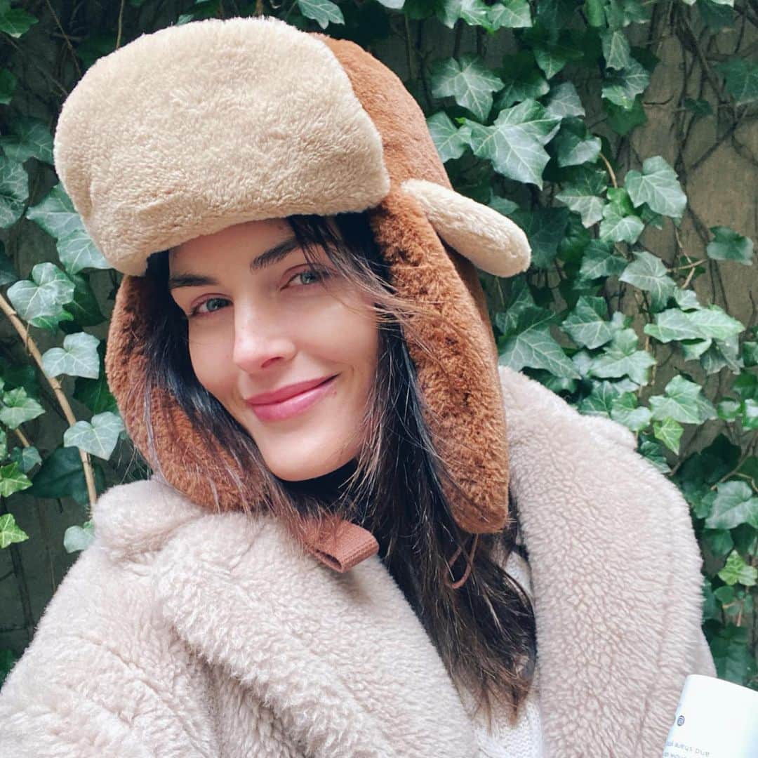 ヒラリー・ローダのインスタグラム：「Cozy AF today 🥶」