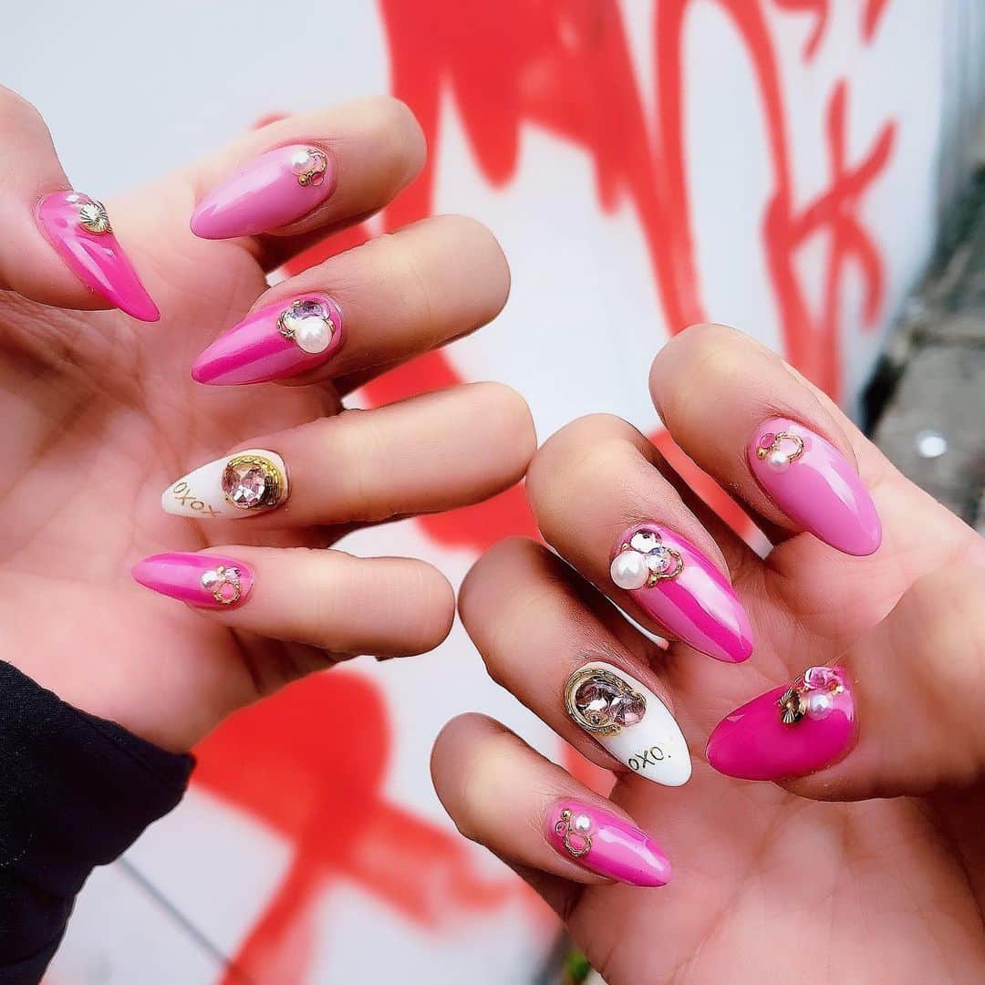 鈴木まりなのインスタグラム：「New Nail   @list.nail 担当 盛さん Barbie🎀🌺💕💗   List. 06-6253-0031 大阪府大阪市中央区南船場4-12-8 関西心斎橋ビル７Ｆ     #マリナネイル #ネイルデザイン #ピンクネイル #大阪ネイルサロン #ネイルでマインドリセット  #list_nail #nail #naildesign #pinknails」