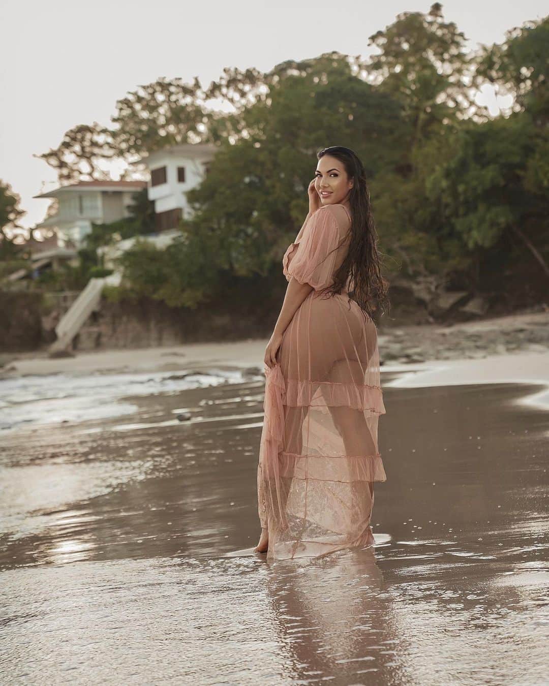 Aylen Aのインスタグラム：「I’m sure by now everyone knows I love the ocean, where’s your favorite beach destination? Let me know in the comments」