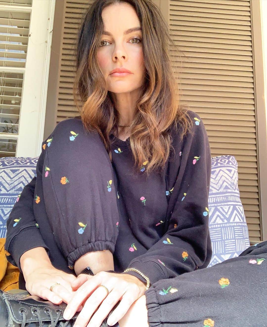 ケリー・オックスフォードのインスタグラム：「I am on the brink of so many new experiences. I really didn’t think life could still be changing exponentially at forty-two. I grew up in Edmonton, Canada. I would force my friends to perform my plays and make movies with me. My anxiety prevented me from film school, but I researched, worked on sets and would take an occasional writing or filmmaking class. For a period of early motherhood I went to school and became an Occupational Therapy Assistant, (you know, in case the father of my children died and I had to work and raise them alone) the anxiety around school was absent, the stakes were low. I spent ten years as a stay at home mom who wrote while the kids napped. I expressed myself online as creative release and eventually the opportunity for a career found me. I seized it and worked hard; I knew that joining the entertainment industry as a woman, a mother, at the age of thirty-four wouldn’t be easy and it hasn’t been. I’ve now written and supported myself and my three children alone for eight years, in a different country, far from family. This year will be the biggest, career-wise, of my life.  I’ll have a movie released, write my third book and begin production on my second feature. I hope to carry it with a clear head, strong work, and love because this unconventional life has turned into such a gift.」