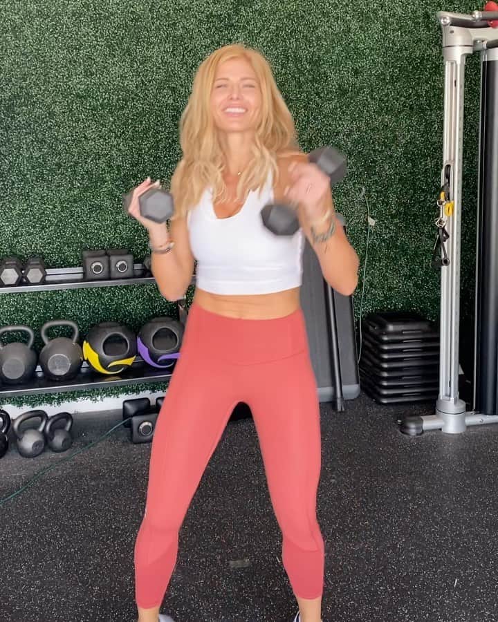 トリー・ウィルソンのインスタグラム：「. This was my fun upper body workout today! . I like to call it “Hot Potato Upper Body” - light weights- 4 or 5 reps of whatever exercise comes to mind, stopping only to bebop around.💪🏽🕺🏼 . To make it extra interesting I try matching the tempo of exercises to the music.😜 I said TRY. . Easing back into my workouts after a necessary break from the weights for a few weeks and this was the perfect thing to get me going. Perfect quick home workout! . Fittensity approved.👌🏽」