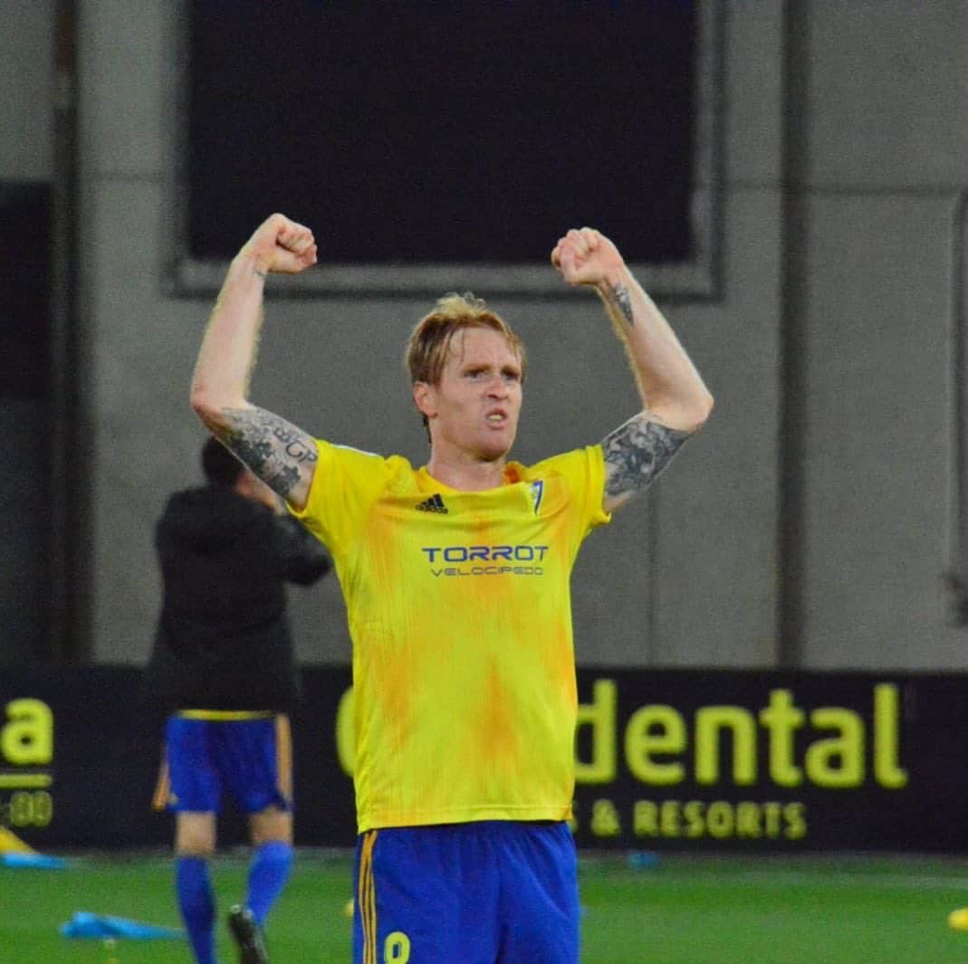 アレハンドロ・フェルナンデス・イグレシアスのインスタグラム：「Qué bonito está mi Càdiz, que bonita es mi ciudad...! 💛💙 #EsNuestralocura #AF8」