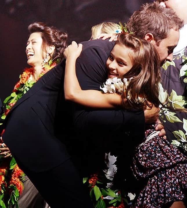 テイラー・グラブスのインスタグラム：「where to start... hawaii 50 has been apart of me for over half my life. i have met such amazing people and have made memories that i will remember forever. i really feel like i have grown up on this show and i am so grateful for all the lessons i learned along the way. i’m so sad this show has to come to an end but i cant wait to see what life has in store next. for my hawaii 50 family, lets hope they bring a new show to hawaii bc they would be honored to have such an amazing crew. last but not least, i want to thank all our amazing fans for your support over the last 10 years. we couldn’t have done it without you❤️ #h50」