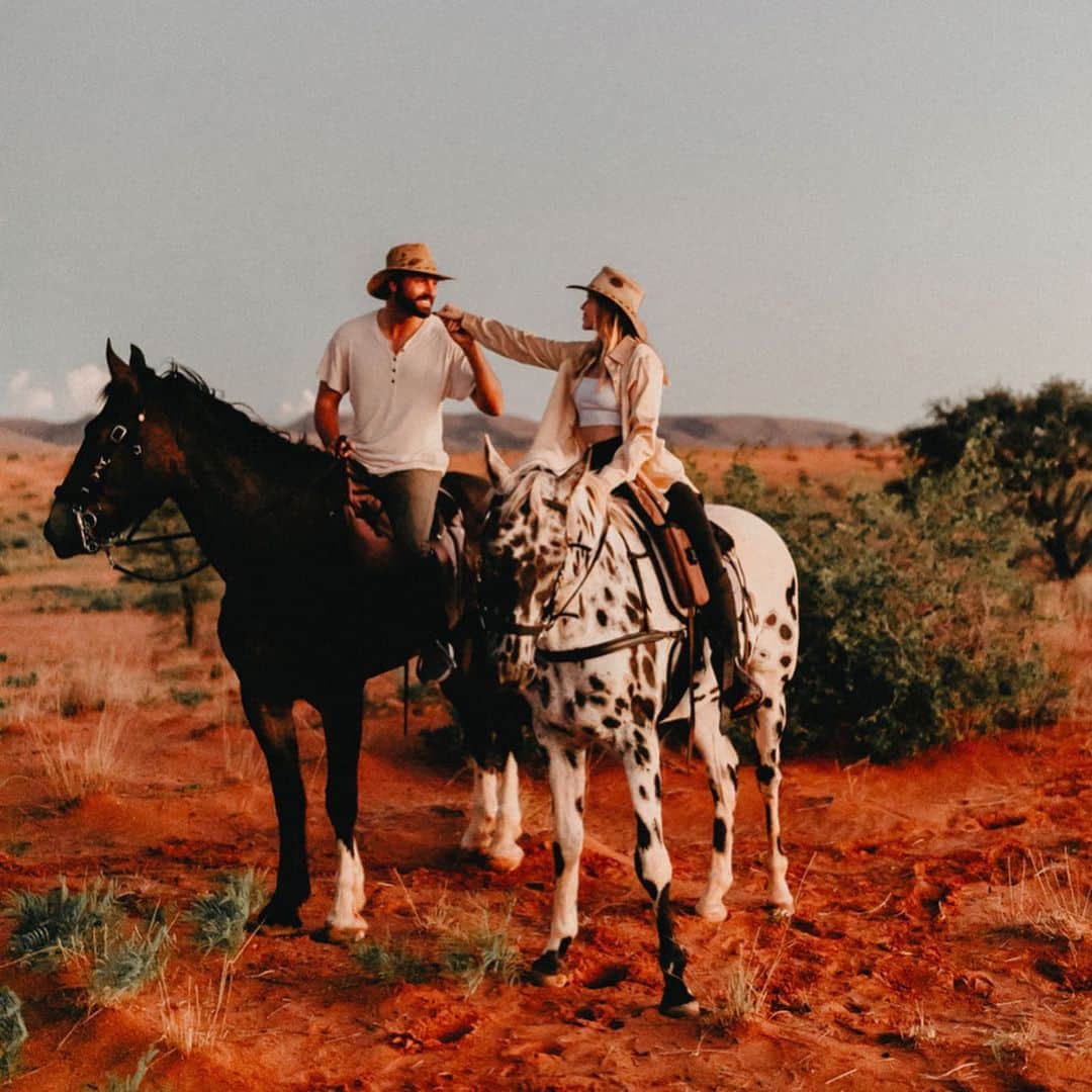 ブランディ・グレン・サイラスさんのインスタグラム写真 - (ブランディ・グレン・サイラスInstagram)「Galloping across the Kalahari among the wild animals that roam here was an experience I’ll never forget. From horseback you become one with the cadence of this incredible place and it is absolute MAGIC 💫 . . . . . #tswalu #luxurysafari #wildlifeconservation #sustainabletourism #southafrica #africa #adventure #safari #kalahari #couplesretreat #bucketlist #horses #horsebacksafari // 📸 @rachelantigua」3月1日 6時16分 - brandicyrus