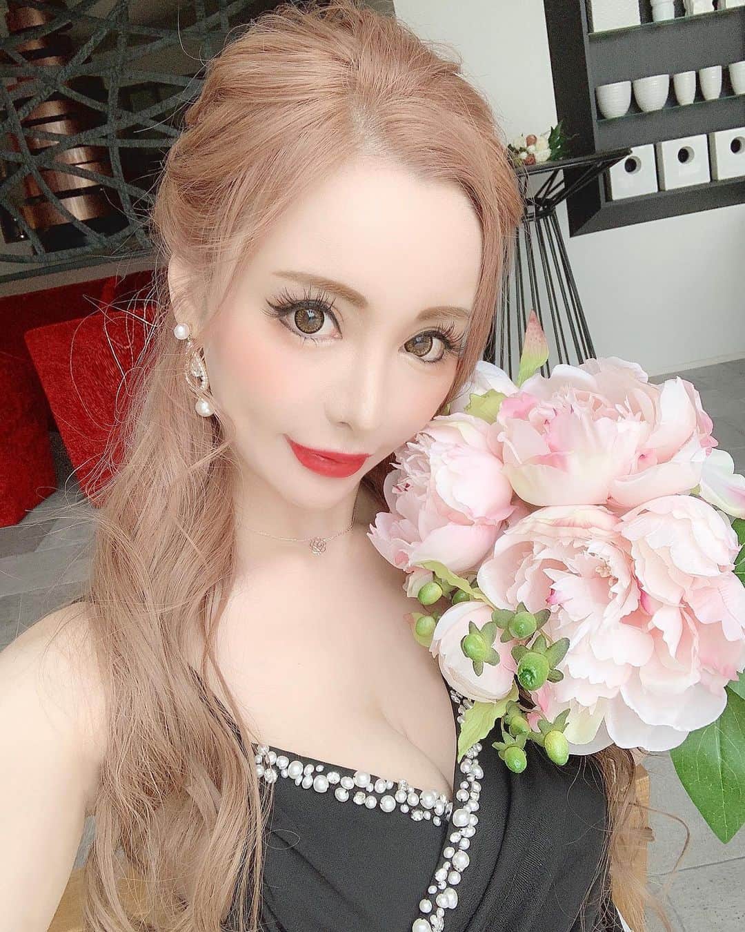 りんのインスタグラム：「✨結婚💒式場👰✨に 撮影で📸 行ってきた🎶🥰  とっても、オシャレな場所😍😍で  大好きな、 パラサイトの映画👼の舞台の  お金持ちの、お家🏠みたいだった❣️❣️ 住みたい。ww😹😹  @ac_eyelash_raft でリペアもしたから パッチリ👀まつ毛で写真も盛れた❤️🥺🥺  担当の、みほさん上手いし丁寧で 本当に優しくて大好きです💛💛🥳💯  #はよ #結婚したいわ 👰🏻💐」