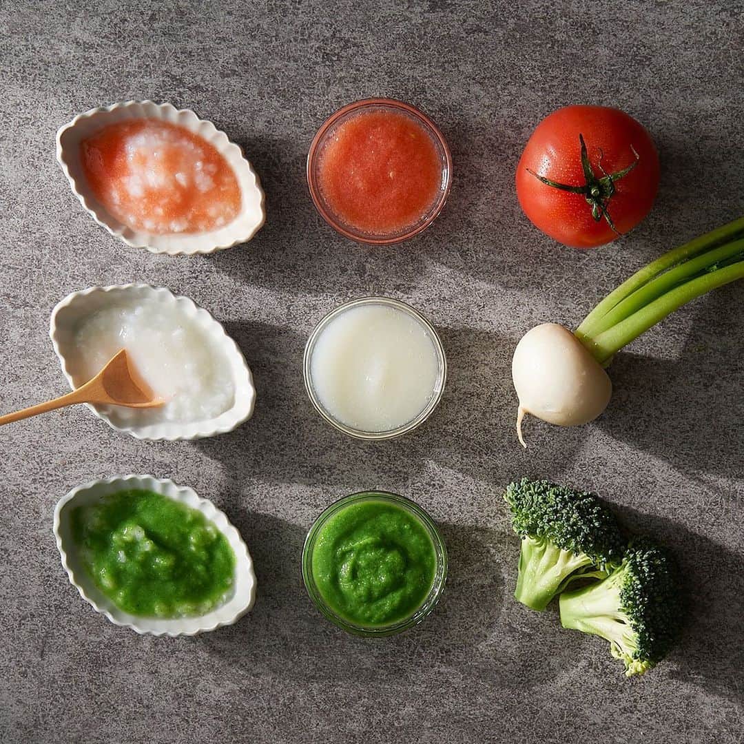 Panasonic Cooking（パナソニッククッキング）さんのインスタグラム写真 - (Panasonic Cooking（パナソニッククッキング）Instagram)「ひなまつりのひし餅をイメージして、おかゆを野菜で三色に。体にやさしく、目にも楽しいおかゆです。 ■ ■ #ひなまつり粥（つくりやすい分量） おかゆ（五分粥）　大さじ6 かぶ　3個 トマト　2個 ブロッコリー　2房 ■ 【1】トマトは湯むきして種を取り、ハンドブレンダーでピューレ状にする。 【2】かぶは皮をむいて8等分にし、透き通るまでゆで、ハンドブレンダーでピューレ状にする。 【3】ブロッコリーは一口大に切り、沸とうさせたお湯で30秒ほどゆで、ハンドブレンダーでピューレ状にする。 【4】【1】～【3】それぞれ大さじ1とおかゆ大さじ2を混ぜ合わせ、うつわに盛る。 【このレシピで使用した商品】 ハンドブレンダー　MX-S301 ※商品の取扱い詳細は、付属の説明書をご覧ください。 ■ ■ うつわについて 薪窯で焼かれた、アーモンドのような楕円の輪花形がかわいらしい白磁。一人分のお酒のアテや、お子さんのおちょっとしたおやつをよそうのにぴったりです。 ■ #離乳食 #おかゆ #お粥 #粥 #ほうれん草 #spinach #トマト #tomato #佐賀県 #有田町 #有田焼 #豊増一雄 #炊飯器 #Wおどり炊き #料理好きな人と繋がりたい #料理上手になりたい #クッキングラム #homecooking #おいしい7days #パナソニッククッキング #panasonic_cooking #パナソニック #panasonic」3月1日 6時47分 - panasonic_cooking