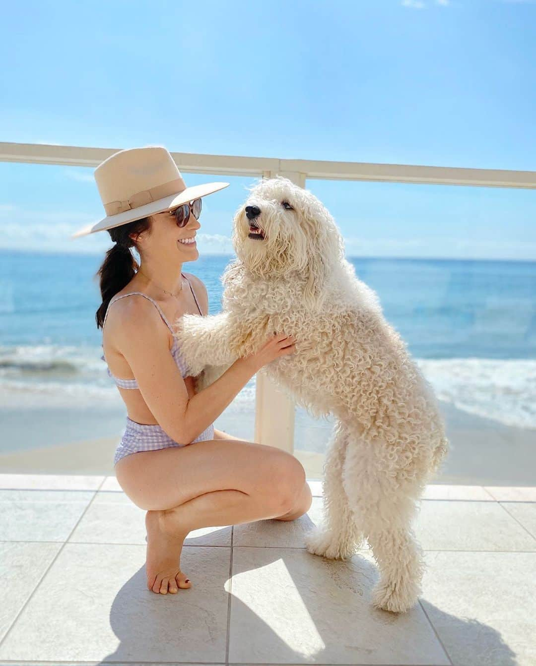 メリル・デイヴィスのインスタグラム：「Escaped to the beach this weekend. Just being close to the water & listening to the waves puts us at ease... We expect SO much of ourselves these days. I think it’s important to set aside time to quiet the noise & breathe deeply sometimes. How do you unwind? Where do you feel most at peace?」