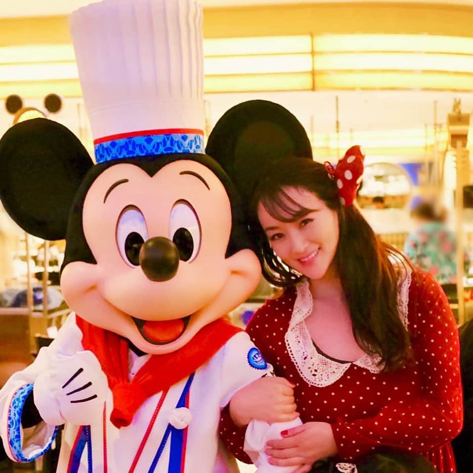 鈴木あさみのインスタグラム：「So wonderful to meet our Mickey ❣️ What is your favorite Disney character?  Tokyo Disneyland and DisneySea shut down and stay closed through March 15.  昨日から東京ディズニーランドが休園。  ショックだけど、日本のため、世界のためにした東京ディズニーランドの判断に敬意を込めて❤️ また開園を楽しみにしてます❤️ コロナ終息を心から祈ってます。」