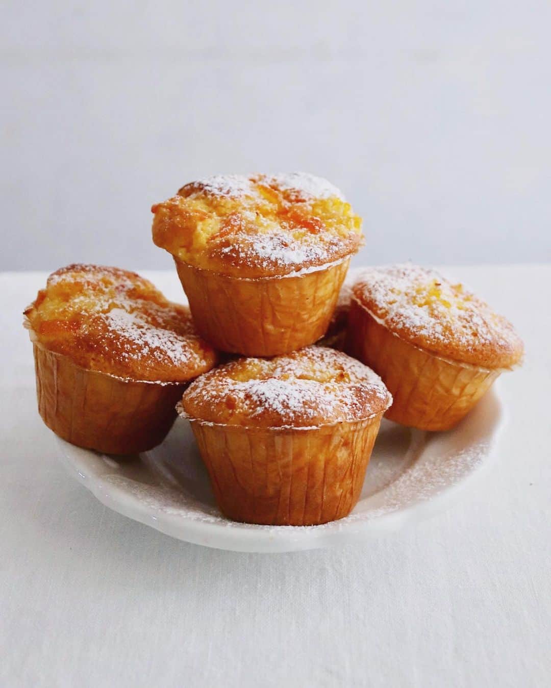 のインスタグラム：「Muffins . 朝焼きのマフィン。 さっと煮て作った 金柑ジャム加えて ふっくらしっとり 焼き立てほくほく。 . . #マフィン #焼き立て #muffin #muffins #pasticcini #baked #bakegram #bakelove」