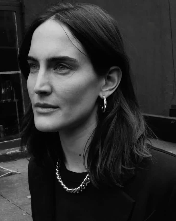 デビッドヤーマンのインスタグラム：「Artist Jane Moseley shows us how she styles our new Modern Renaissance and Belmont® designs. #DavidYurman #personalstyle」