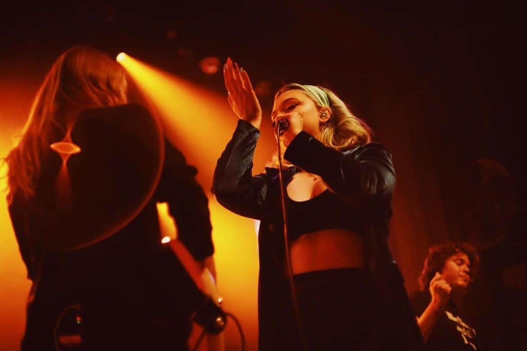 HEY VIOLETのインスタグラム：「so excited to see you tonight san diego! ♥️ 📸@dianamantis」
