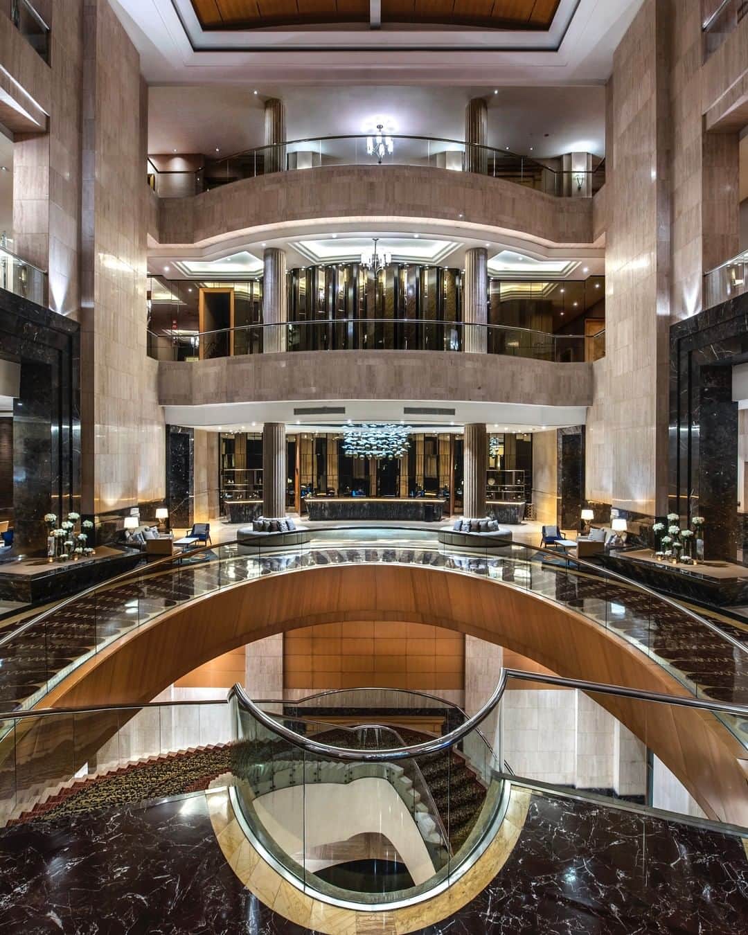 リッツ・カールトンさんのインスタグラム写真 - (リッツ・カールトンInstagram)「At The Ritz-Carlton #Jakarta, #MegaKuningan, every stay begins with elevated elegance. ⁣⁠ ⁣⁠ #Indonesia #Lobby #Design #InteriorDesign #Elegance #Elegant #LuxuryDesign #Sophisticated #Travel #Travelgram #InstaTravel #TravelDiaries」3月1日 8時00分 - ritzcarlton