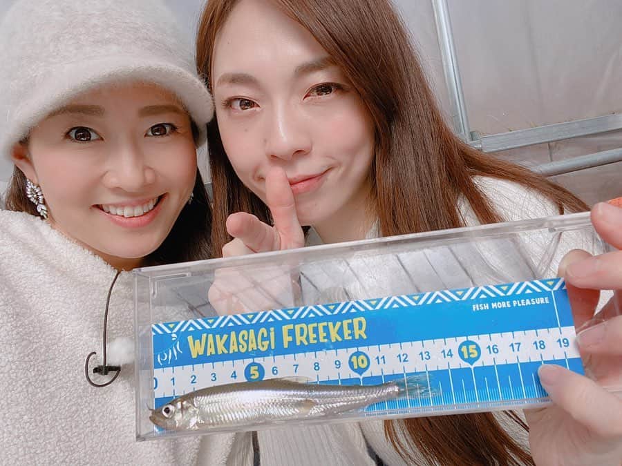 のインスタグラム：「✔︎﻿ 今朝の釣りたガール！﻿ ﻿ 観て下さった方ありがとうございます🐟﻿ ﻿ ３枚におろせるワカサギを初めて見ました🤣﻿ ﻿ ﻿ 生野銀山湖は元々バス釣りが盛んな場所で﻿ ﻿ 数年前からこのワカサギ釣りも始めたところ﻿ ﻿ メガサギ、ギガサギのサイズがバンバン釣れる事から﻿ ﻿ 人気があるそうです🎣﻿ ﻿ まあ、私はモロニシですけどっ( ͡° ͜ʖ ͡°)﻿ ﻿ 晴れた日の湖面はとっても澄んでいて綺麗だったので﻿ ﻿ ３月中にワカサギ釣り是非体験してみて下さい❣️﻿ ﻿ いま、カンテレドーガやTVer、﻿ ﻿ GYAO!にて無料見逃し配信中です🙌﻿ ﻿ ﻿ ﻿ #ワカサギ釣り﻿ #生野銀山﻿ #湖﻿ #兵庫県﻿ #兵庫観光﻿ #ボート﻿ #湖畔﻿ #バスフィッシング ﻿ #釣り﻿ #釣りたガール﻿ #釣り女子﻿ #釣りガール ﻿ #釣り好きな人と繋がりたい ﻿ #それでも釣りにいく﻿ #佐久田瑠美 ちゃん﻿ #カンテレ﻿ #釣りビジョン﻿ #村西利恵」