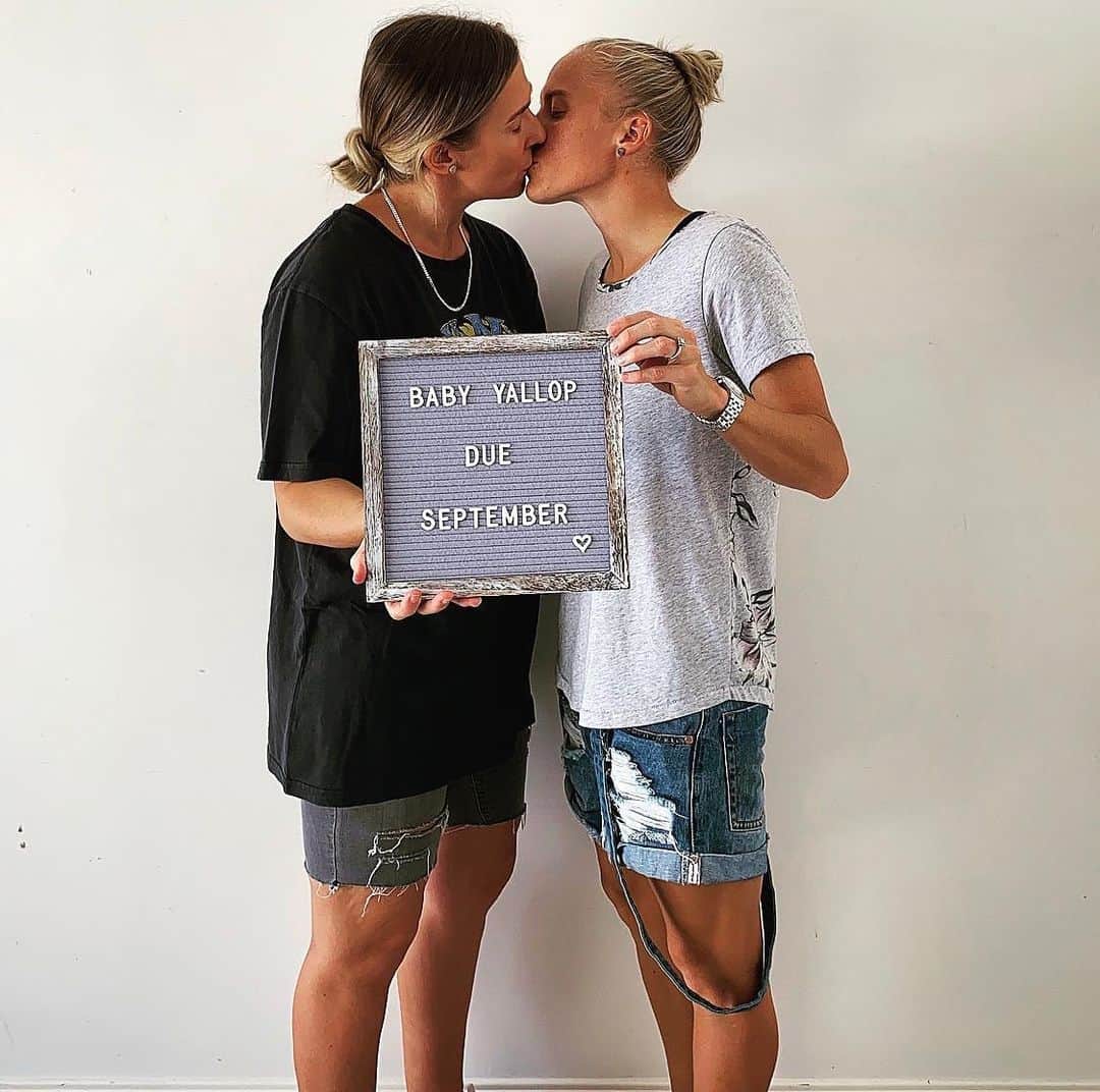 タメカ・バットさんのインスタグラム写真 - (タメカ・バットInstagram)「Super excited Kirsty and I will be welcoming a little Yallop into the world in September 🤗💜💙 #family #love #wifey #baby #loveislove」3月1日 8時08分 - tamekayallop