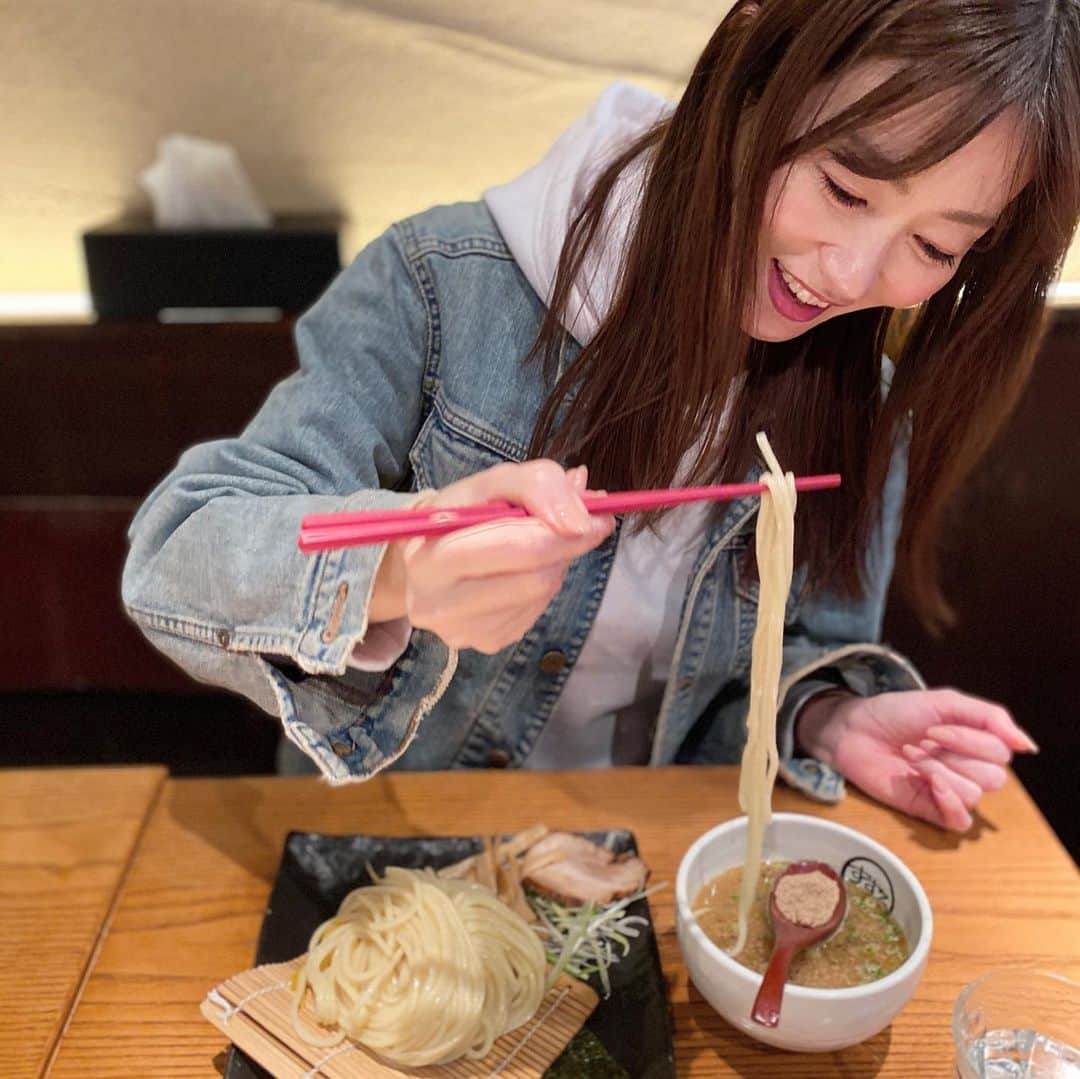 梅本理恵さんのインスタグラム写真 - (梅本理恵Instagram)「日曜日♡﻿ ﻿ 急〜に、ラーメンが食べたくなって、#麺やすする へ♡﻿ ﻿ スープは魚介豚骨。﻿ 自家製ラー油が美味しくて、入れ過ぎる。 辛いのが苦手なのに、まぁまぁ辛くしてしまう。。笑☺︎﻿ ﻿ 白米の次にラーメンが好き♡をまた自覚。﻿笑 ﻿ ﻿ ﻿ ﻿ #ラーメン好き#ラーメン#魚介豚骨つけ麺 #東京ラーメン #ramen #たべすたぐらむ #買い出しコーデ #zara #ザラ#ジージャンコーデ #ビッグジョン #好き嫌いなし#はんなり美魔女#梅本理恵#team美魔女9期生 ﻿」3月1日 19時13分 - rie___12ki