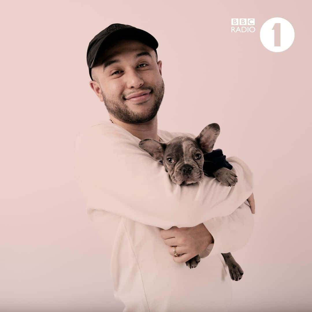 BBC Radioさんのインスタグラム写真 - (BBC RadioInstagram)「Sundays are for puppy cuddles. 🐶🤗💕 @jaxjones」3月1日 19時12分 - bbcradio1