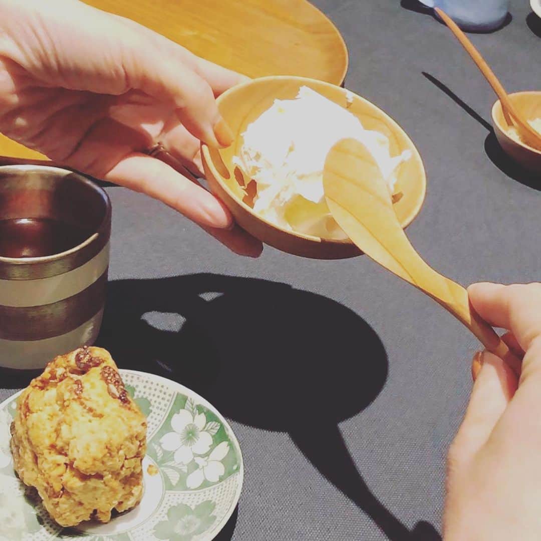 ひうらさとるのインスタグラム：「週末のMMM、吉川和人さんのバターナイフを作るワークショップと、山野辺喜子さんの体に良いものばかりのアロマスキンケア、冷水季三子さんの豊岡の食材を使った地味深く美味しいランチ、どれも充実のイベントでした。 MMM1周年、おめでとうー🎉 #吉川和人　さん #山野辺喜子　さん #冷水希三子  さん #offkinosaki  #mmmkinosaki」