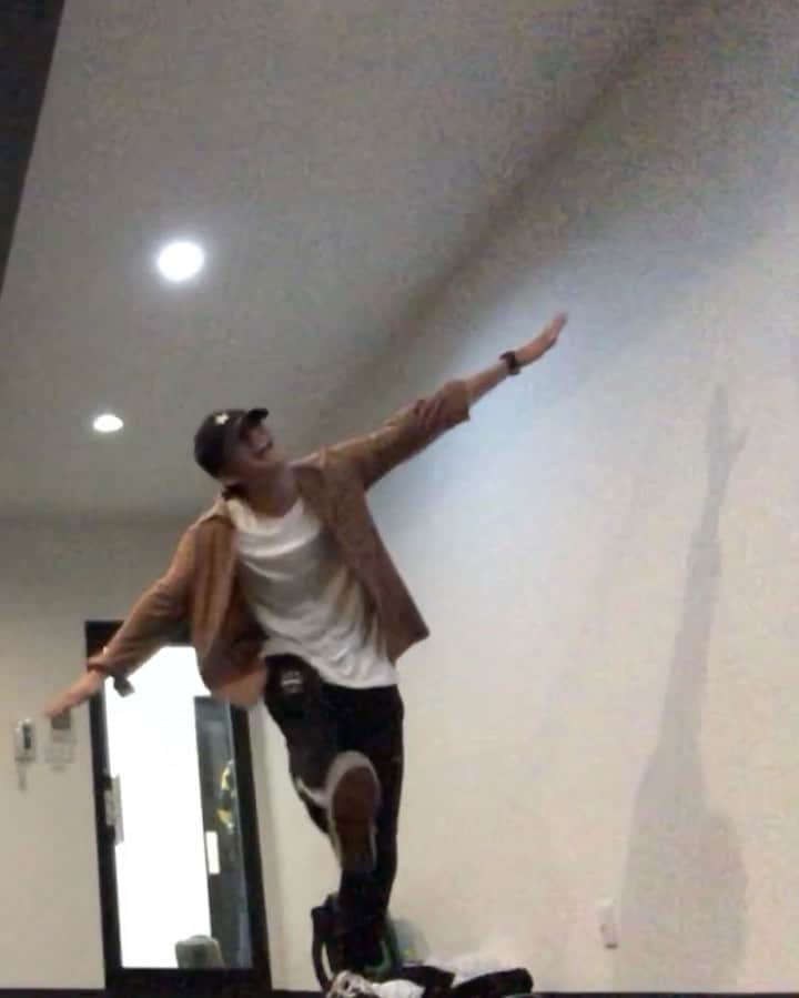 朝田淳弥のインスタグラム：「. DANCE動画！  やっぱりダンスは楽しいですね♪  最後間違って、笑ってごまかしてるけども笑  #朝田淳弥 #dance #ダンス #動画」