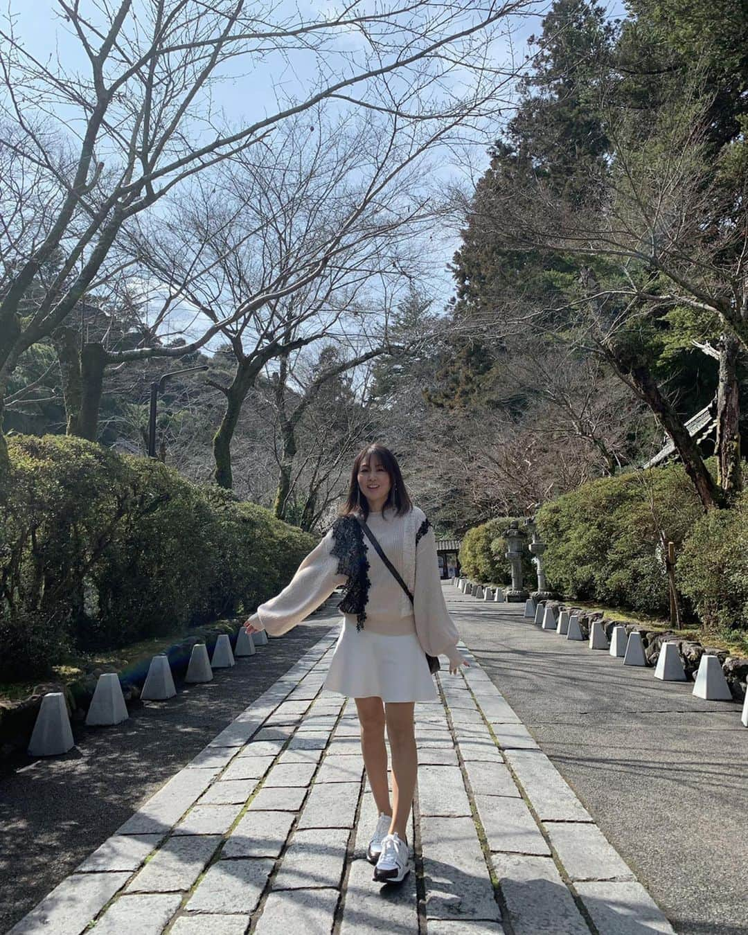 ikuさんのインスタグラム写真 - (ikuInstagram)「こんばんは♡ おつかれさま♡ ・ 今日は暖かいから #石山寺  へ💕 滋賀に住んで居ながら初めて笑 梅が見頃でした👌✨ ・ #スニーカーコーデ  @louisvuitton ・ ・ tops  @desert_rose_spark  skirt #ZARA bag  #louisvuitton  shoes #louisvuitton  pierce  @amitiecredirdesign ・ ・ #梅#梅の花#春#花 #お寺#お寺巡り#ポカポカ陽気 #景色#風景#お寺好きな人と繋がりたい #カジュアル#カジュアルコーデ#ポートレート#photo#Japansiga#siga#temple#templephotography #japanese #japanesegirl #photogallery#Flower」3月1日 17時53分 - cheriee515