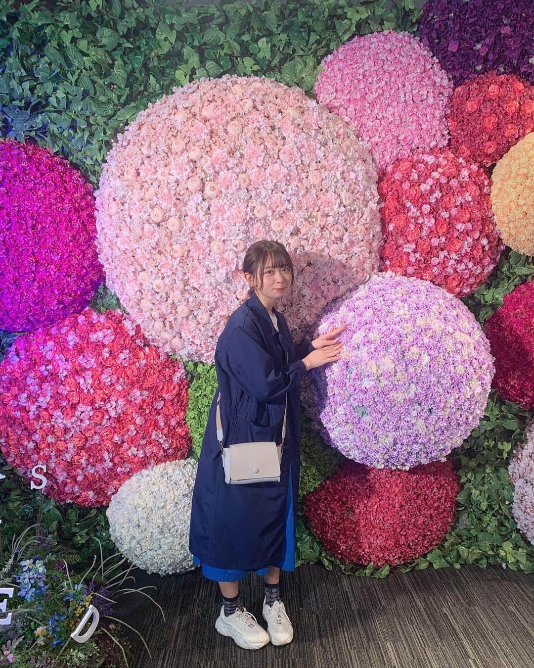 松田美里さんのインスタグラム写真 - (松田美里Instagram)「恐る恐る手を添えるまつださん  #フラワーズバイネイキッド  #flowersbynaked」3月1日 17時49分 - miri_matsuda