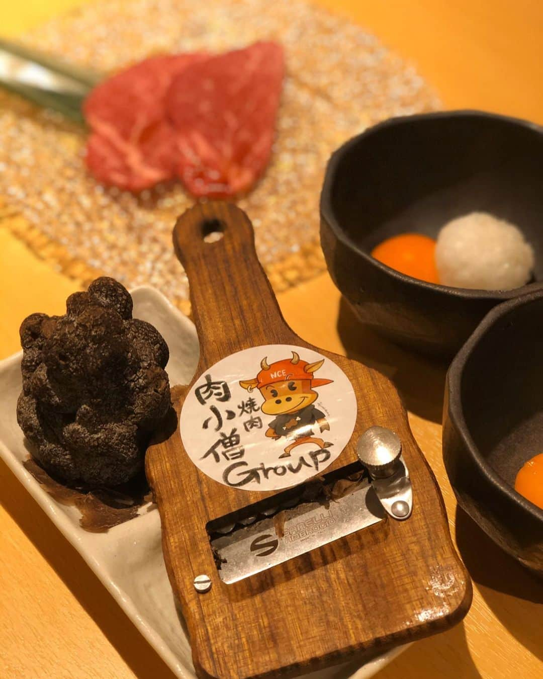 鈴木愛美さんのインスタグラム写真 - (鈴木愛美Instagram)「❤️🥩❤️🥩❤️🥩❤️🥩❤️ . こないだママと @ushi_kozou に行ってきたよ!!!!! やっと新しい店舗に行けたぁあ💓 . 改めて、OPENおめでとう🎉💫 【 @ushi_kozou 】 . 安定で美味しかったぁあ♡♡♡ また行きますっ🙈💕 . . @ushi_kozou @nikukozo_takumi @nikukozo @nikukozou_takumi_hanare . . . #週5で焼肉の週でした🙄💓 #毎日お肉🥩 #焼肉大好き♡ . #うしこぞう #牛小僧 #肉小僧 #川崎 #焼肉 #川崎焼肉」3月1日 17時56分 - x.manya.x