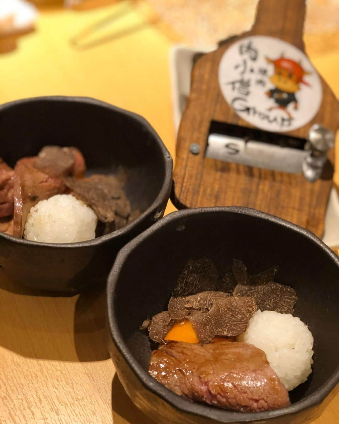 鈴木愛美さんのインスタグラム写真 - (鈴木愛美Instagram)「❤️🥩❤️🥩❤️🥩❤️🥩❤️ . こないだママと @ushi_kozou に行ってきたよ!!!!! やっと新しい店舗に行けたぁあ💓 . 改めて、OPENおめでとう🎉💫 【 @ushi_kozou 】 . 安定で美味しかったぁあ♡♡♡ また行きますっ🙈💕 . . @ushi_kozou @nikukozo_takumi @nikukozo @nikukozou_takumi_hanare . . . #週5で焼肉の週でした🙄💓 #毎日お肉🥩 #焼肉大好き♡ . #うしこぞう #牛小僧 #肉小僧 #川崎 #焼肉 #川崎焼肉」3月1日 17時56分 - x.manya.x