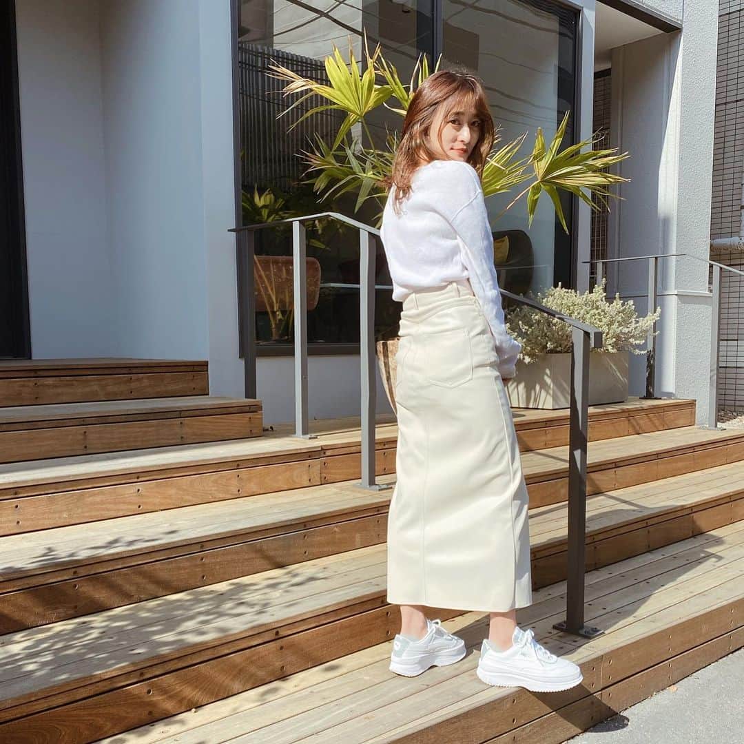 難波礼華のインスタグラム：「ぽかぽか日和最高🥰🥰🥰 暖かくなってくると白着たくなる🤍 @sly_official と @puma のコラボスニーカー👟 ボリューム感あってシンプルだから何にでも合いそう🤍可愛いから履きまくる🤍🤍🤍 花粉症ひどくて鼻水クシャミやばい🥺 薬飲んでも効かない🥺たすけて🥺 #PUMAxSLY#PUMA#SLY#SLY_PR」