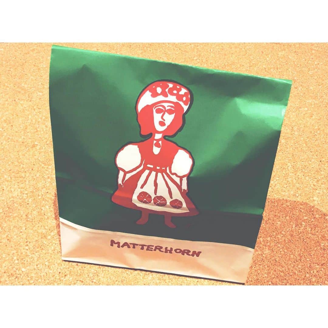 権藤朱実さんのインスタグラム写真 - (権藤朱実Instagram)「🛍 『MATTERHONE』のお土産は、バウムクーヘン♡ 一番美味しいかもしれない・・・ #shop #matterhone #マッターホーン #Japan #Tokyo #Gakugeidaigaku #cake #baumkuchen #photo #akephoto #学芸大学 #ケーキ #バウムクーヘン #お土産 #甘い物好き♡ #model #satorujapan #akemigondo #モデル #サトルジャパン #権藤朱実 →@satorujapan_official @akemigondo ☑︎プロフィールのリンクにてblog更新中☺︎ My blog『ake photo』 →http://ameblo.jp/akemi-gondo/」3月1日 18時01分 - akemigondo