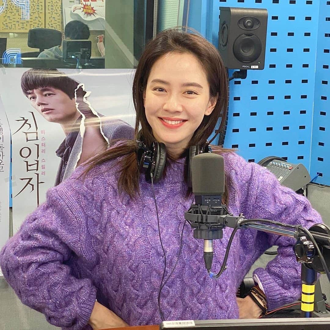 ソン・ジヒョのインスタグラム：「#SongJiHyo with #KimMuYeol is guest on SBS Choi Hwa Jeong’s Power Time radio show to promote for movie #Intruder」