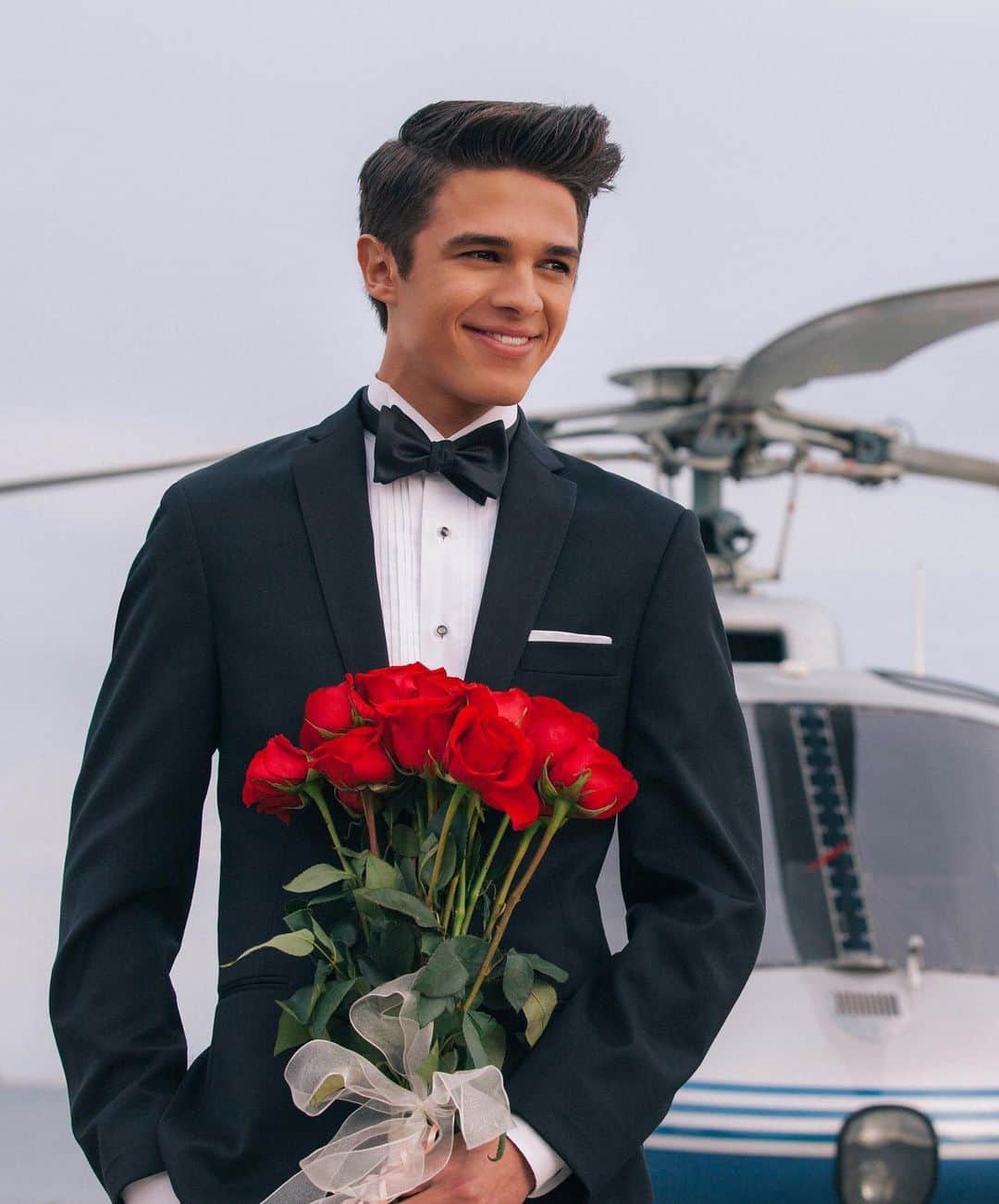 Brent Riveraのインスタグラム：「I’m here to pick you up for our date🌹」
