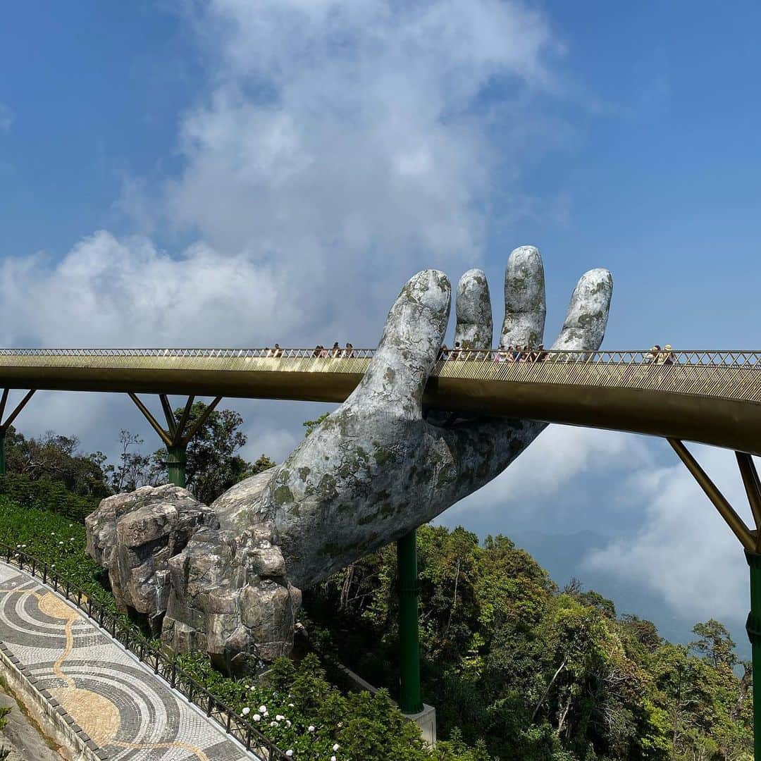 Isseki Nagaeさんのインスタグラム写真 - (Isseki NagaeInstagram)「🤟 #surftrip #vietnam #danang #themepark #mountain #インスタ映え #instagram  物凄く高い山上のテーマパークだけど建物自体はなんかショボい。ロープーウェイは凄い！」3月1日 18時04分 - isseki_nagae