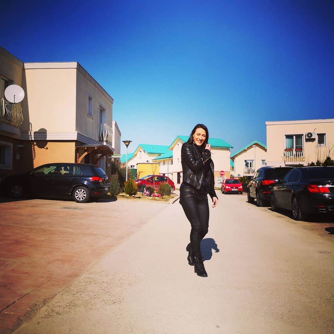カタリナ・ポノルのインスタグラム：「Va doresc, o primavara minunata, plina de zambete!😘🤗❤#1martie #martisor @cosmopolis_bucuresti」