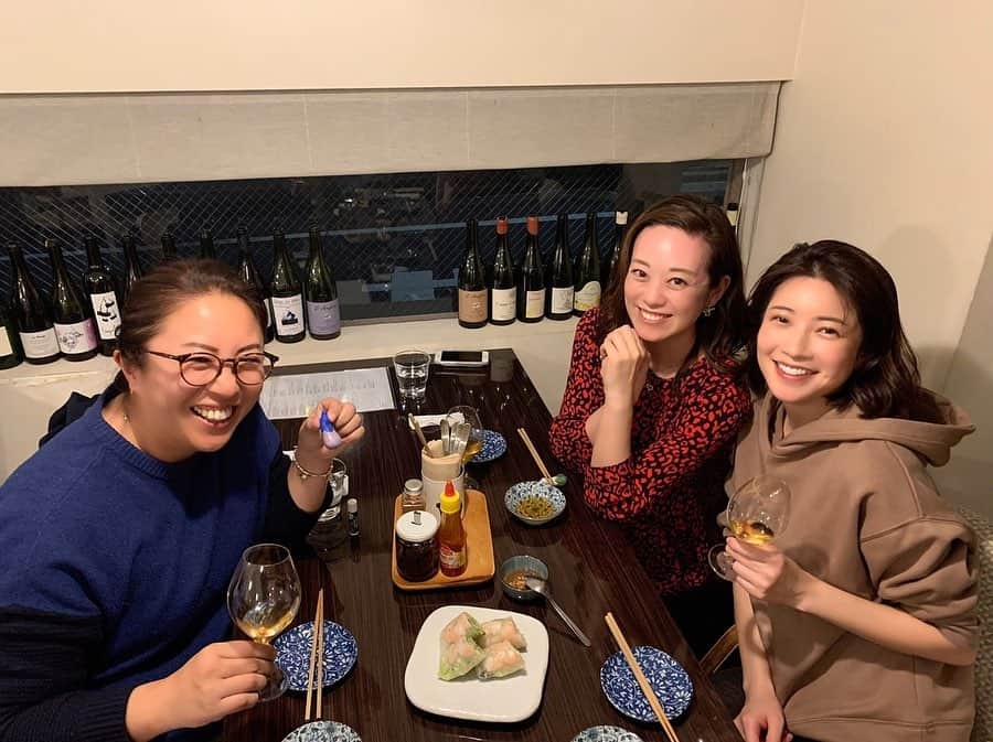 沢瀉美緒さんのインスタグラム写真 - (沢瀉美緒Instagram)「※ Wonderful night with @morierika0502 @chokkiyoshie . Vietnamese dinner 🍴 . . ちょっと前になりますが、 大好きな2人とディナー🥢 . この日は行ってみたかった #スガハラフォー へ✨ . 沢山食べ、沢山飲み、沢山笑い 気づいたら、長居してました🍷 . 注目すべきは茄子の🍆お箸置きと チョッキさんのニットのリンクコーデ✨ . どれも美味しかったけど、 揚げ春巻き美味しかったなぁ。 . あとはソフトシェルクラブにつける レモングラスのソース✨ . . #スガハラフォー #ベトナム料理 #tokyo #東京 #ミオログ」3月1日 18時35分 - mio_omodaka