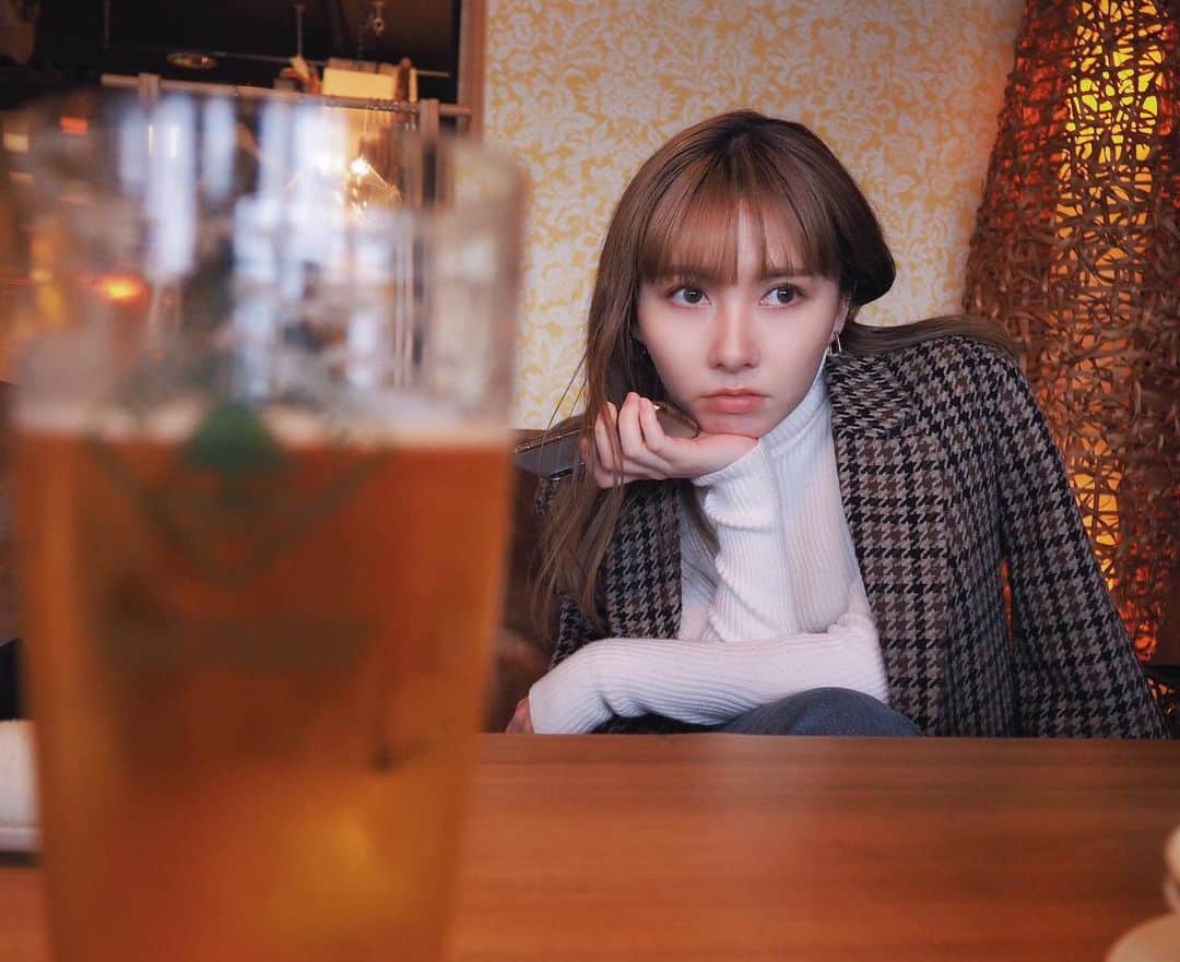 中野真理亜のインスタグラム：「. 美味しそうに飲む人からみた ダイエット初日のあたち🐷 . ぶんしゃからか。 . #禁酒」