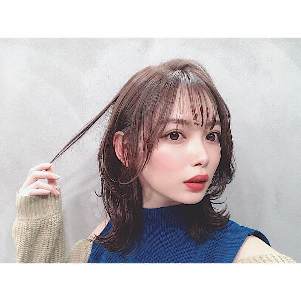 竹本萌瑛子のインスタグラム：「✂︎✂︎✂︎ . 切ったった！！ 前髪も、後ろ髪も！！ . たくさん勇気を出した！！ . ありがとうセンスの髪様（ @shogo_52 ）😇 . #ミディアムヘア #ミディアム  #イメチェン #イメージチェンジ  #シースルーバング #シースルー前髪 #春ヘア #春ヘアー #春カラー #ロングからミディアム」