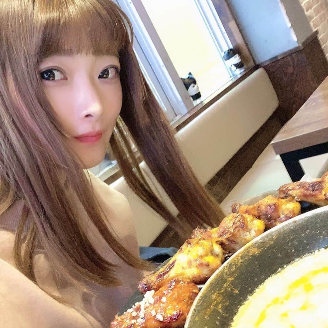 百瀬ひとみさんのインスタグラム写真 - (百瀬ひとみInstagram)「1時間だけ友達と新大久保🇰🇷 これ前にまゆがインスタ載せてて 行きたかったとこ♡ ハニーメロ？とヤンニャムにした！ めちゃめちゃ美味しかった！  #グッネチキン  #ufoチキン  #韓国チキン #チーズ #新大久保 #韓国 #韓国料理 #いちご飴」3月1日 18時42分 - hitomi__momose