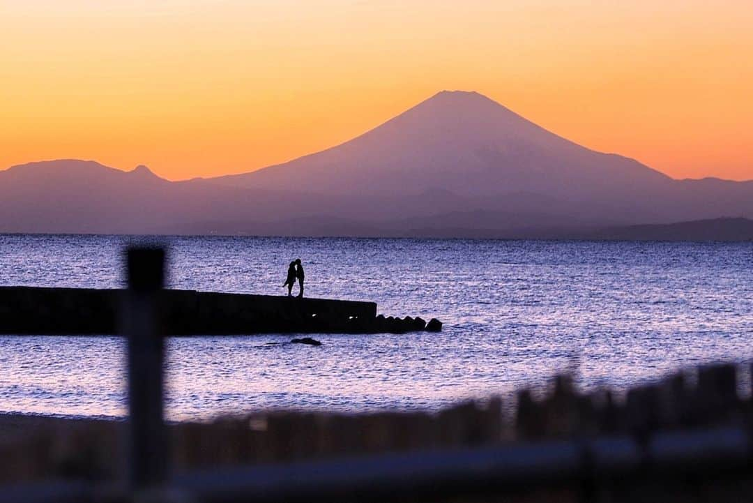 葉山町さんのインスタグラム写真 - (葉山町Instagram)「- 世界の中心みっけ  #葉山歩き #葉山 #hayama #japan #japantrip #森戸海岸 #森戸 #海岸 #海 #富士山 #富士 #mt.huji #夕焼け #青春 こんな #デート 出来たら #一生忘れない #富士山の包容力 も #半端じゃない #手洗いうがいを忘れずに #写真で癒されてね #今日もおつかれさまでした」3月1日 18時43分 - hayama_official