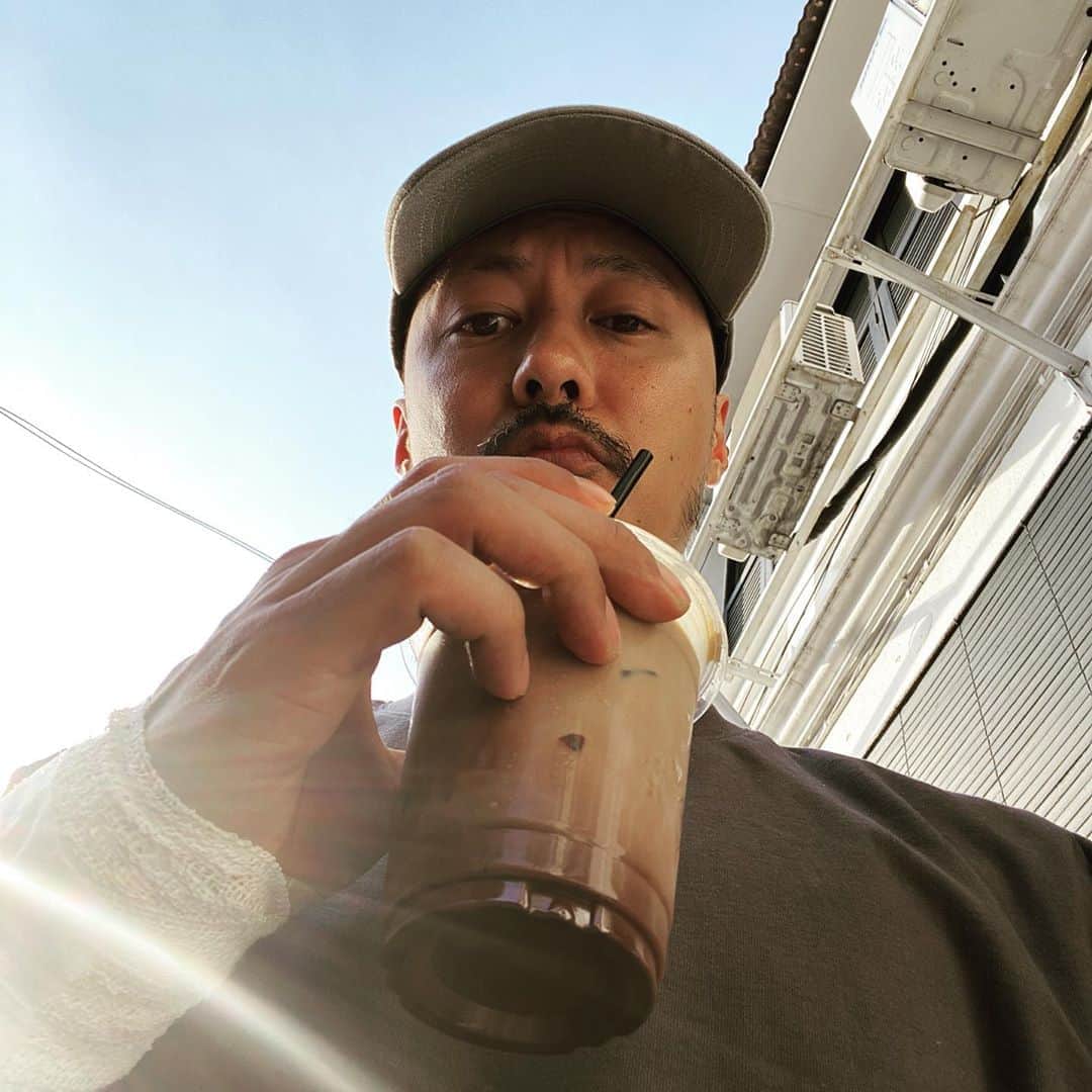 余文樂のインスタグラム：「早班早收工～ 獎勵下自己☕️」