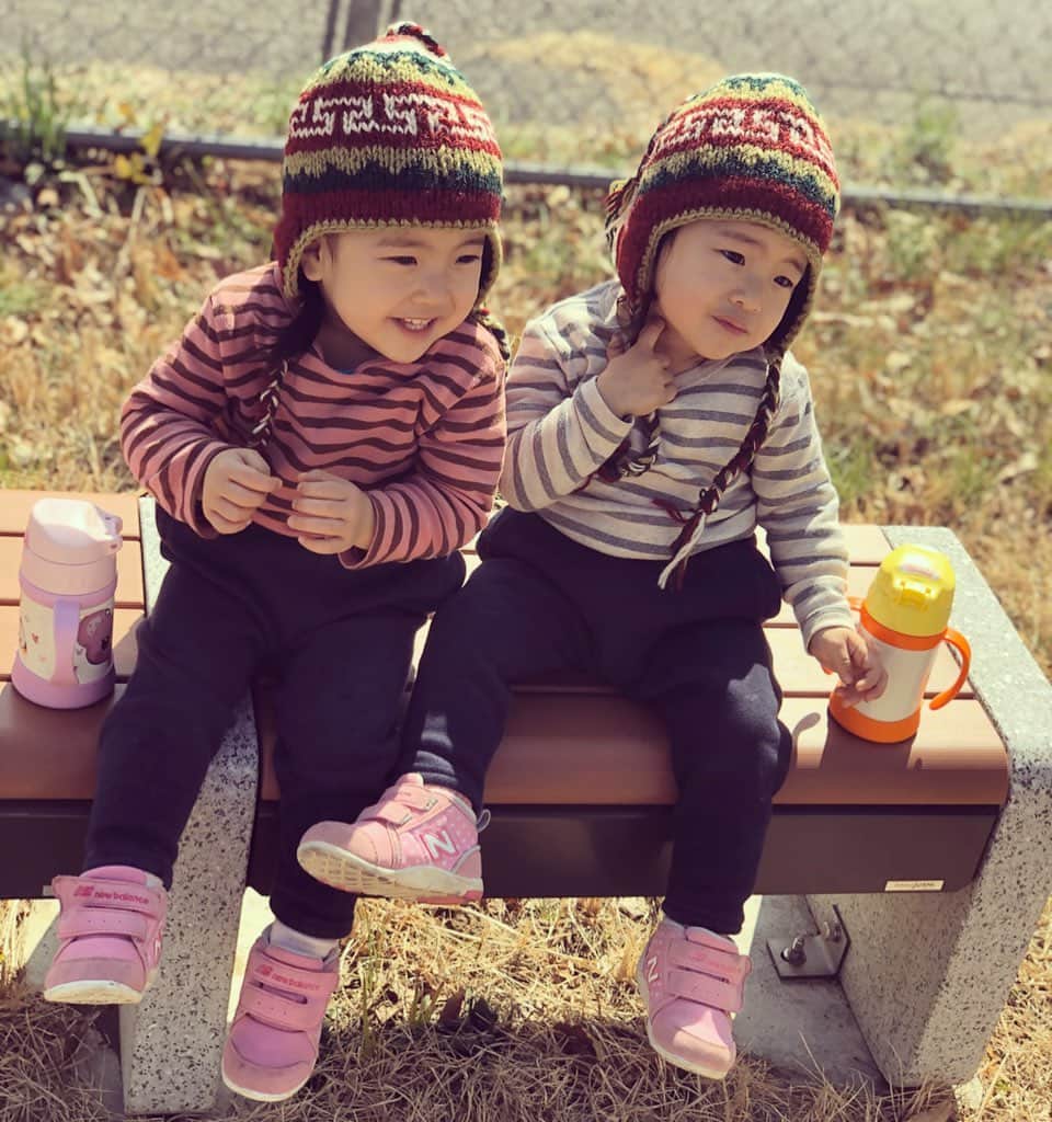 遠近由美子さんのインスタグラム写真 - (遠近由美子Instagram)「ネパール🇳🇵からのおみやげ帽子☺️☺️ . ここだけ切り取ったら平和だけど、 この非常事態が早く収束しますように。 . お出かけも出来ないけど、子供たちはずっと家にもいられないよね😂 . . #双子 #双子コーデ #公園遊び #双子ママ #ネパールニット」3月1日 18時45分 - yumiko_tochika