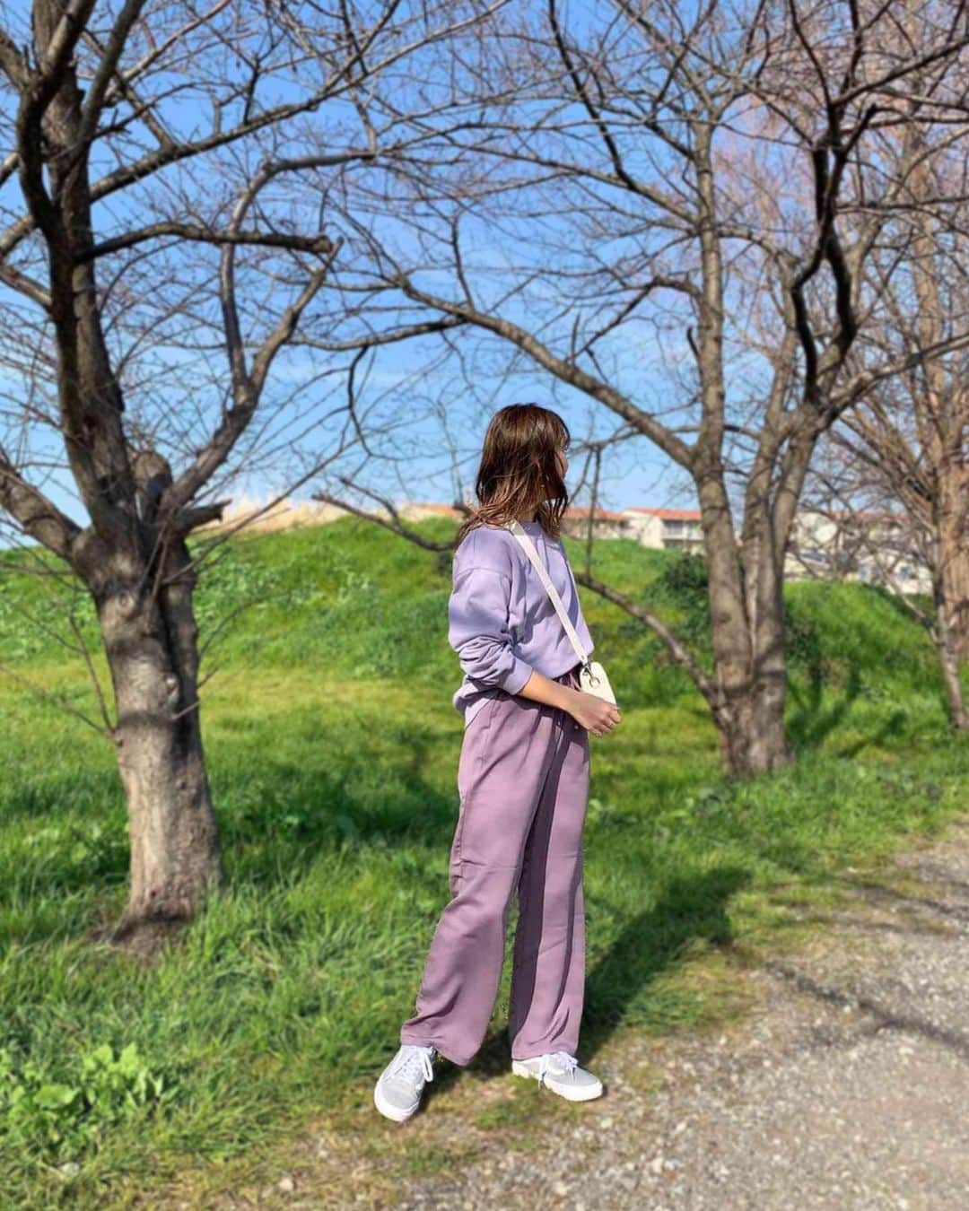 natsumi ♥︎さんのインスタグラム写真 - (natsumi ♥︎Instagram)「2020/03/01 . . あぁ1週間前の今頃は... と思うと戻りたくてしょうがない😭😭 時間が経つのはやーい‼️笑 . . 今日も引きこもりは耐えられないので 近所の公園へ。 考えることは皆同じ🤗 いつも以上に混んでました(笑) . . 今日は上下GUのpurpleおばさん🤗💜 私でも着れる色味のpurpleさん🍇 ありがたや🙏 #スウェットプルオーバー #サテンドローストリングイージーストレートパンツ @gu_global . ジャケット➞ @ungrid_official  バッグ➞ @lavishgate スニーカー➞ @vansjapan . リングは、 @fing_official のもの。 この3つセットでつけるのが最近の お気に入り💗 10%offクーポンコード【natsu10】が 3月27日までWEBショップにて使えるので是非✨ . .」3月1日 18時50分 - natsu420