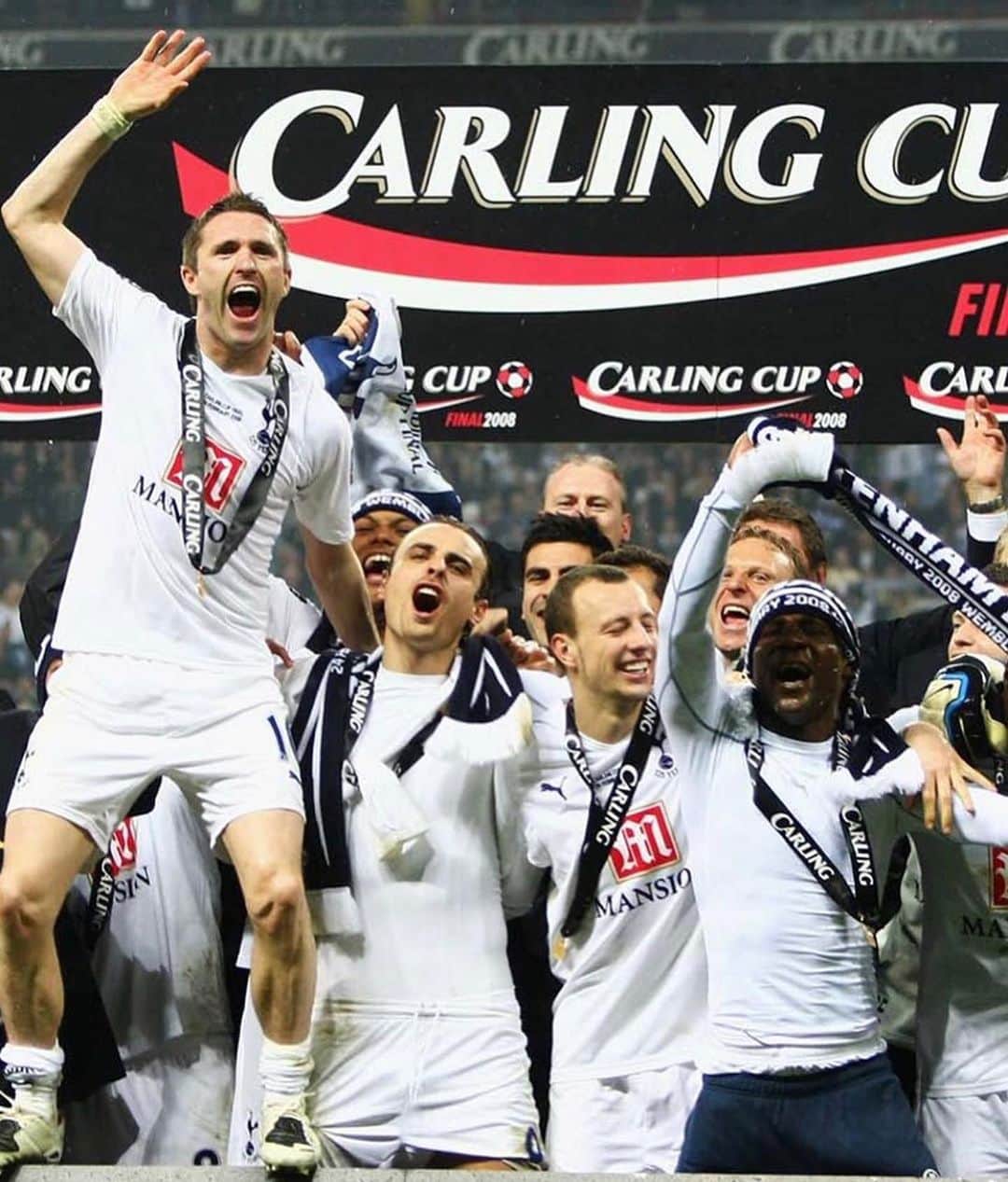 アラン・ハットンのインスタグラム：「Amazing memories of the league cup final 2008, all the best today @avfcofficial bring that 🏆 home 🙌🏼🦁#UTV」