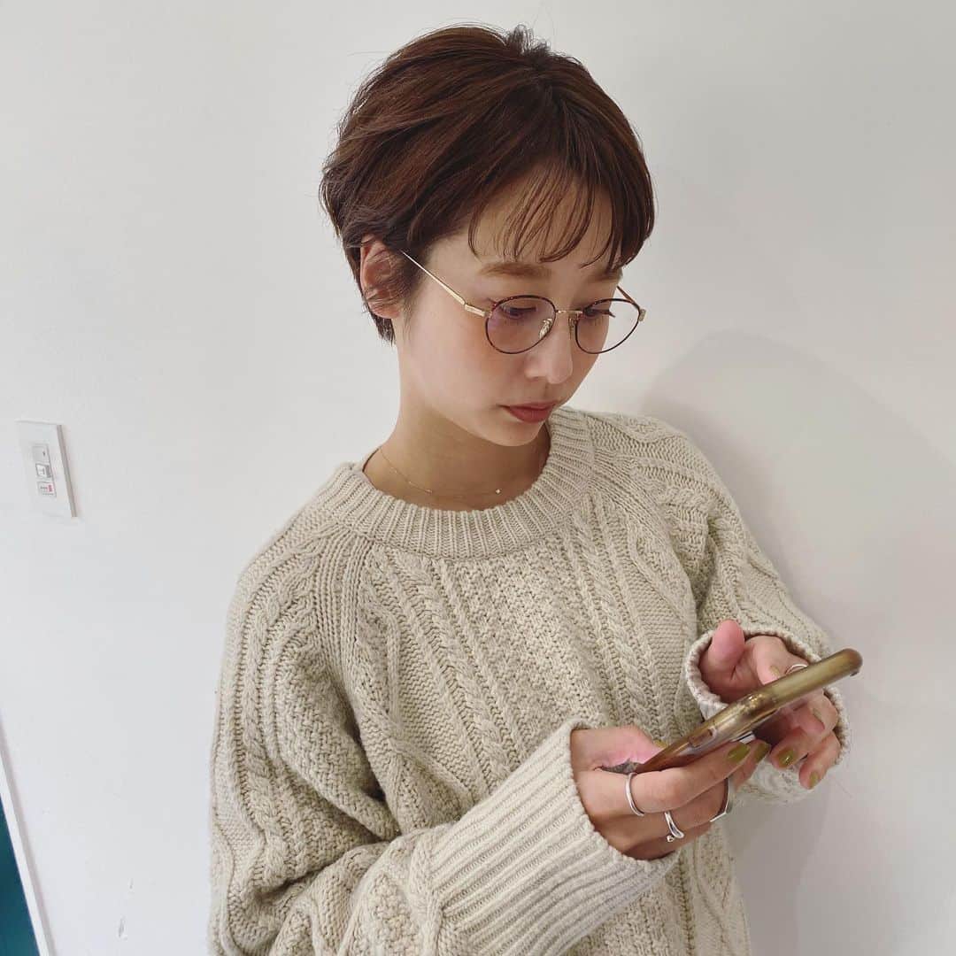 野口和弘のインスタグラム：「石田一帆ちゃんメンテナンス☺︎ @ishidakazuho . 今回カットカラーの動画撮ってYouTubeにアップしようと思ったら撮れてなかった😭😭 . 次回リベンジしますんでお楽しみに！！ . 一帆ちゃん、いつもありがとう☺︎ . #石田一帆 #cieca. #携帯見てるシリーズ」
